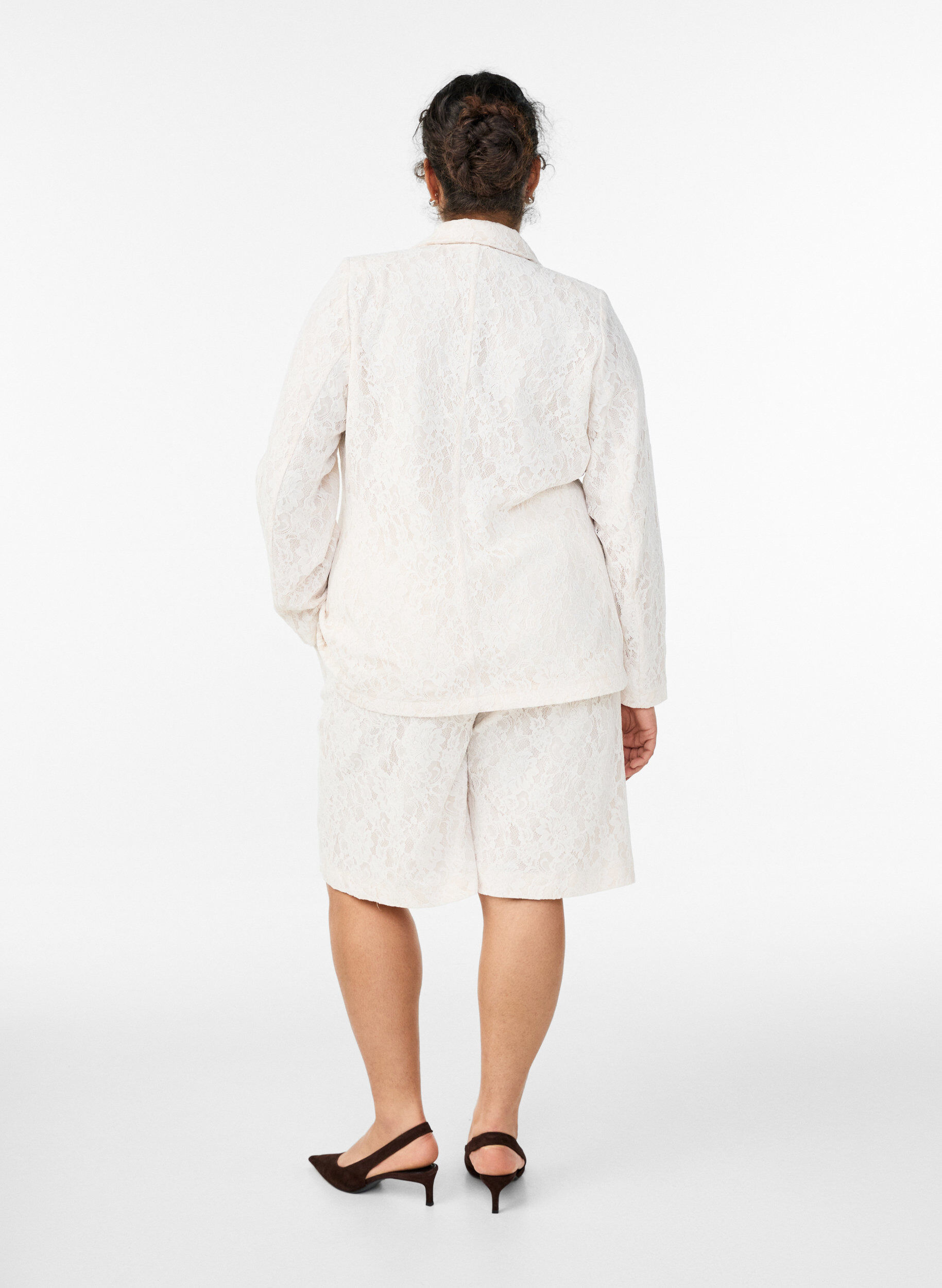 Zizzifashion High-waisted lace Bermuda shorts, Vanilla, Model image number 1