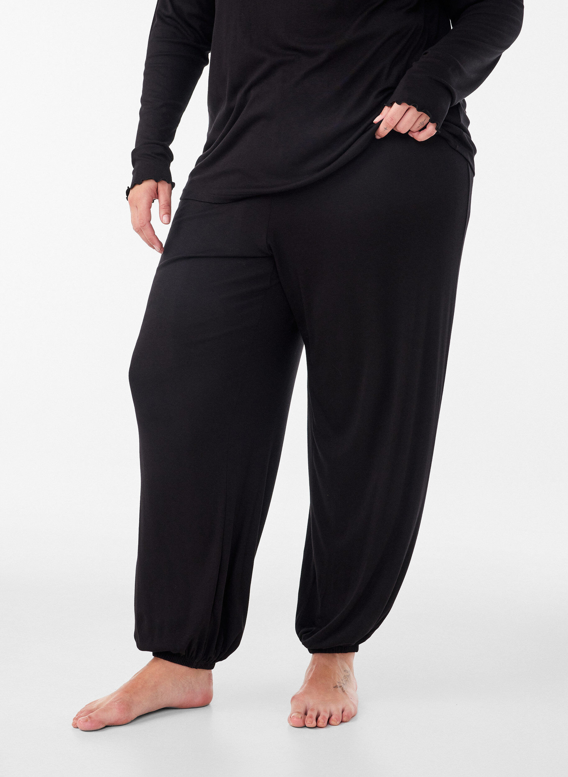 ZizzifashionLoose pyjama bottoms in viscose with an elastic waist, Black, Model image number 3