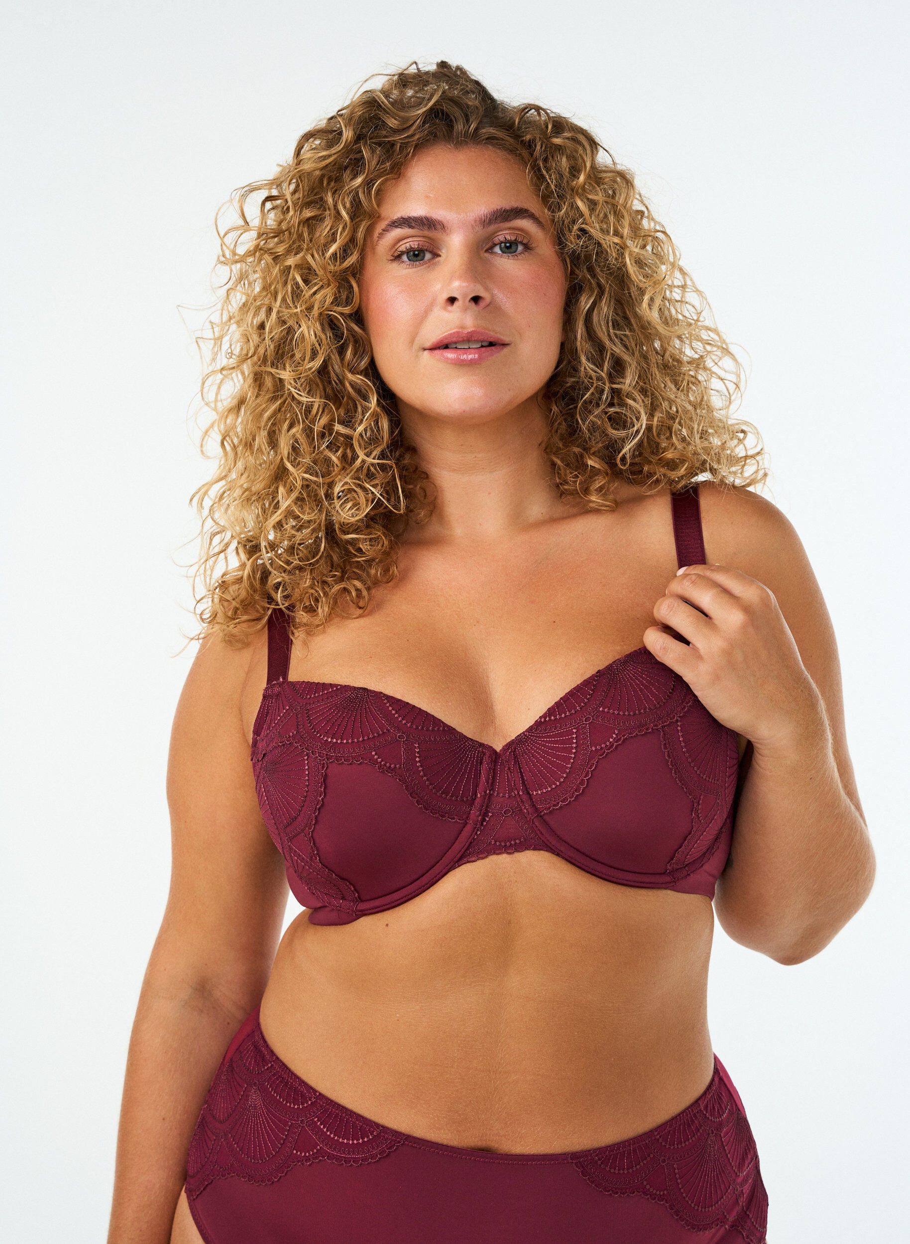 ZizzifashionPadded underwired bra with lace and U-back, Red, Model image number 0