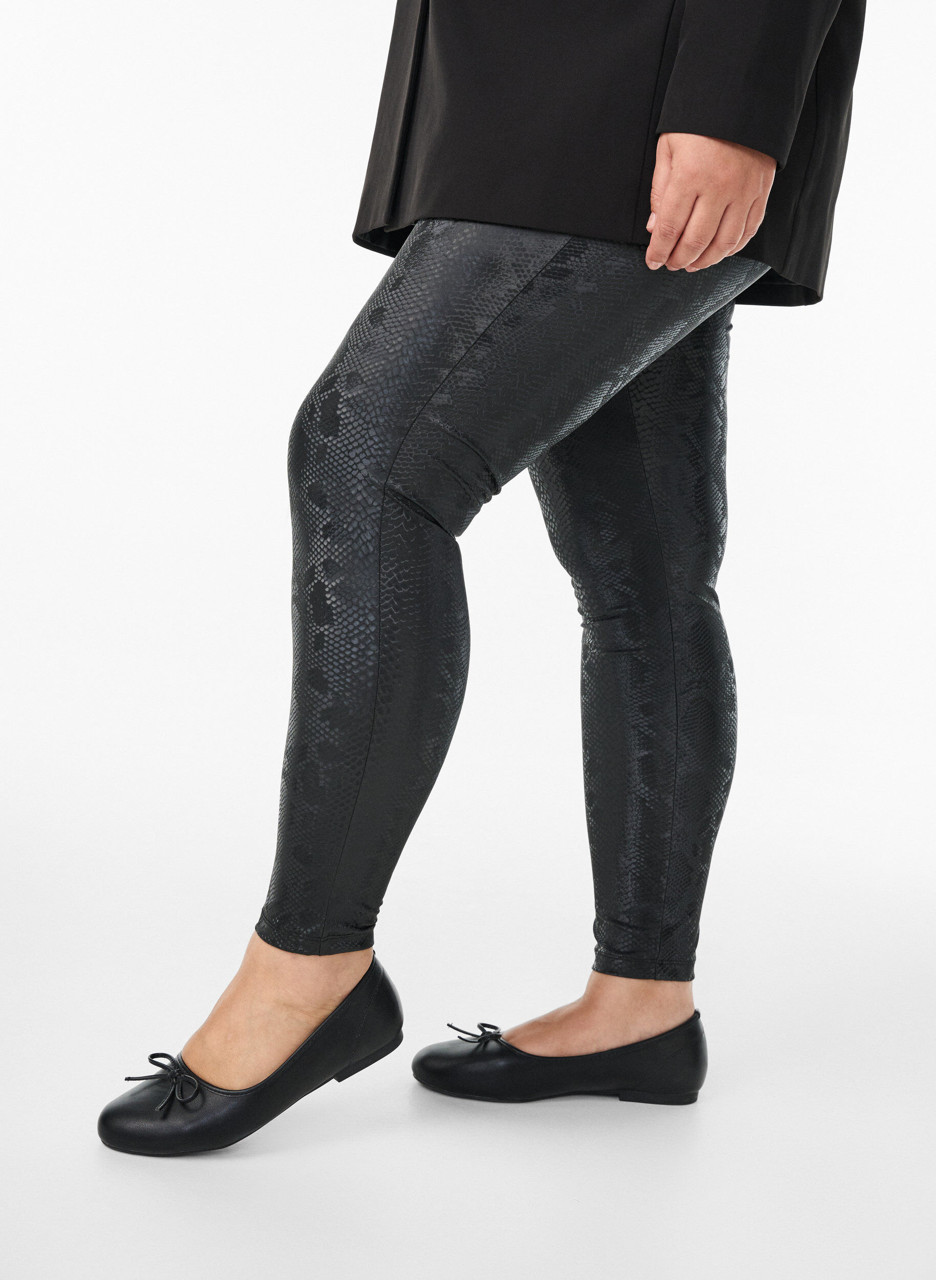 Leggings in faux leather with animal pattern, Black, Model