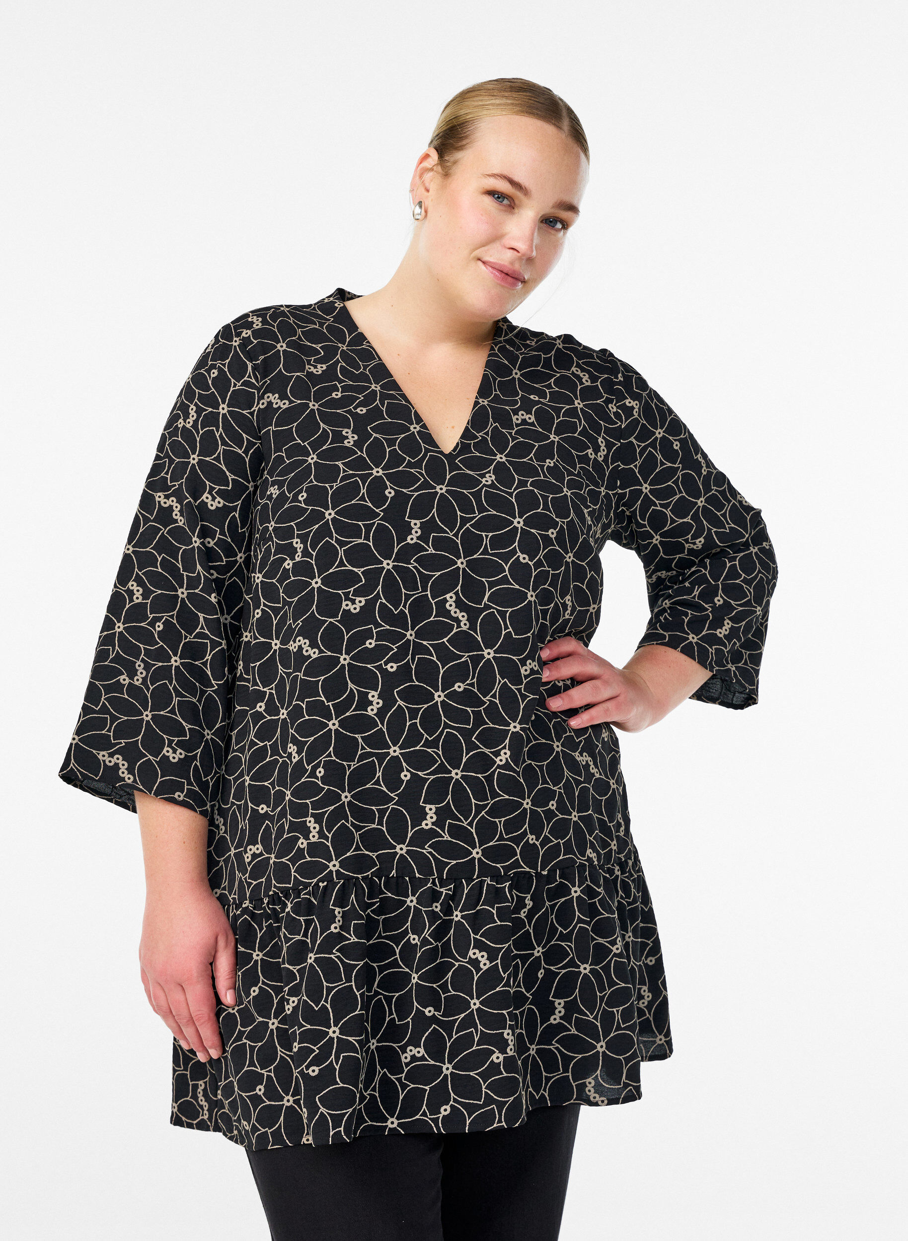Tunic with an embroidered floral pattern and 3/4 sleeves, Black, Model