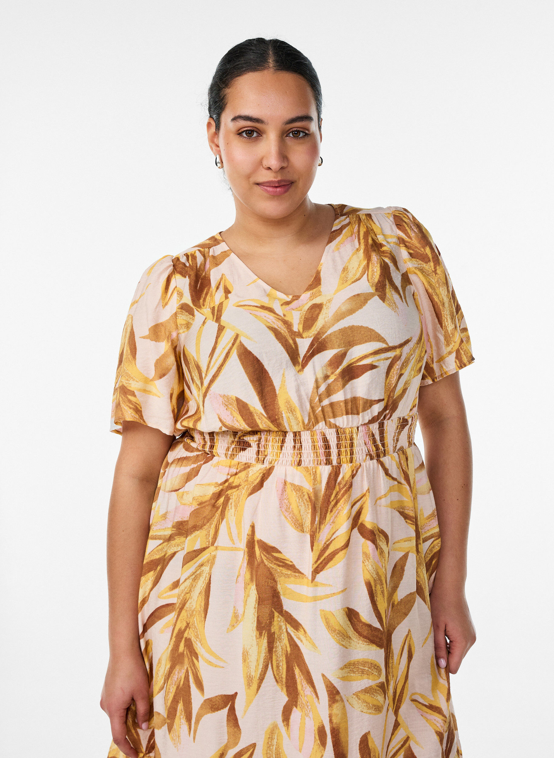 Zizzifashion Viscose midi dress with leaf print and smocked waist, Yellow, Model image number 2