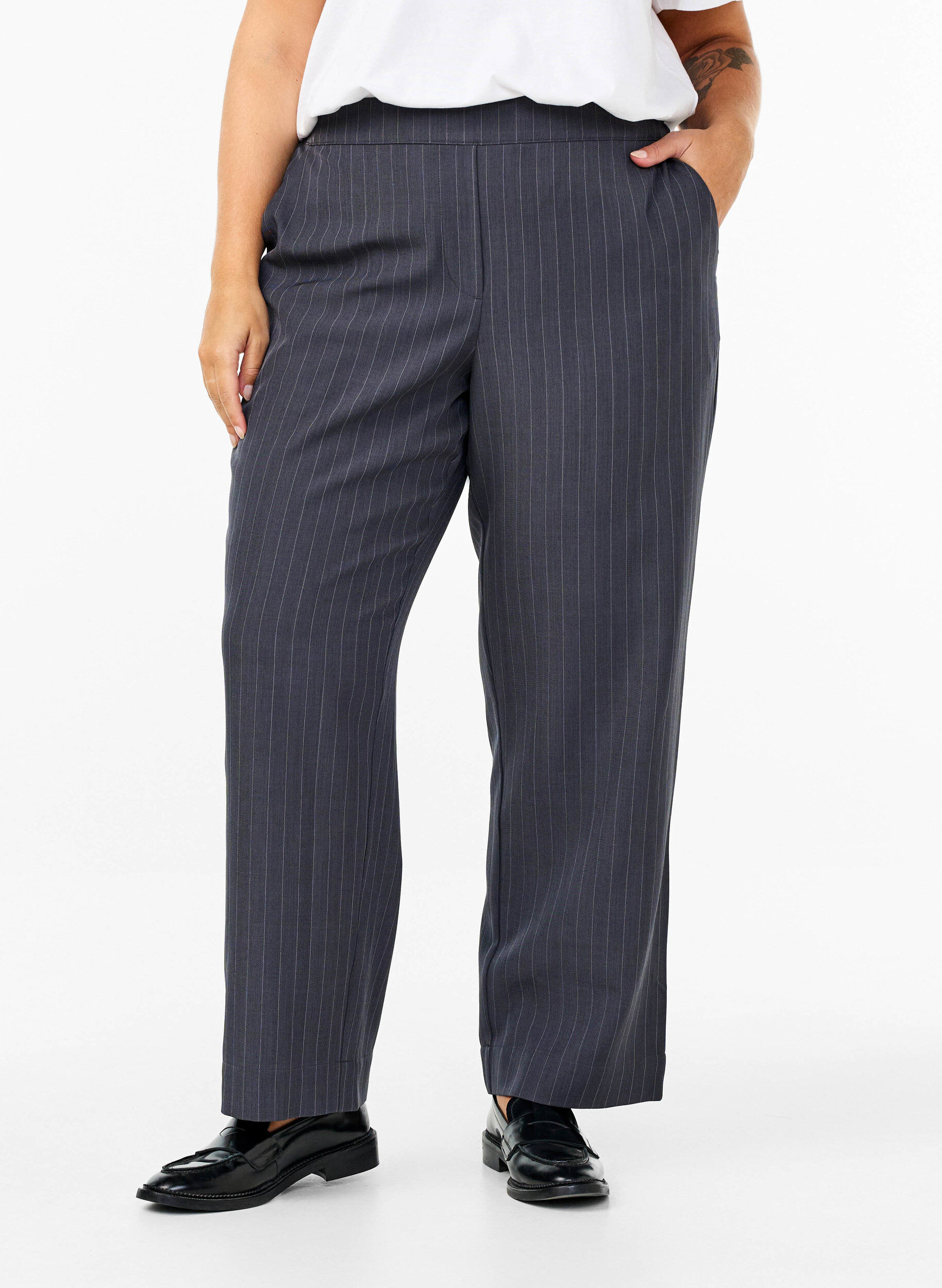 Zizzifashion FLASH - Loose trousers with pockets, Dark Grey Mel Stripe, Model image number 2