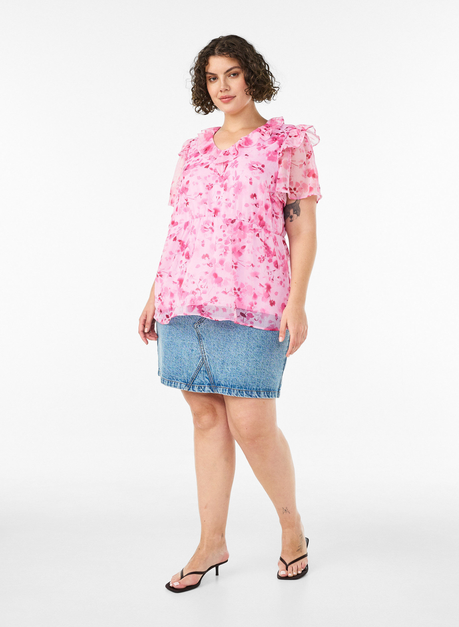 Zizzifashion Floral blouse with a frill collar and peplum effect, Pink, Model image number 1