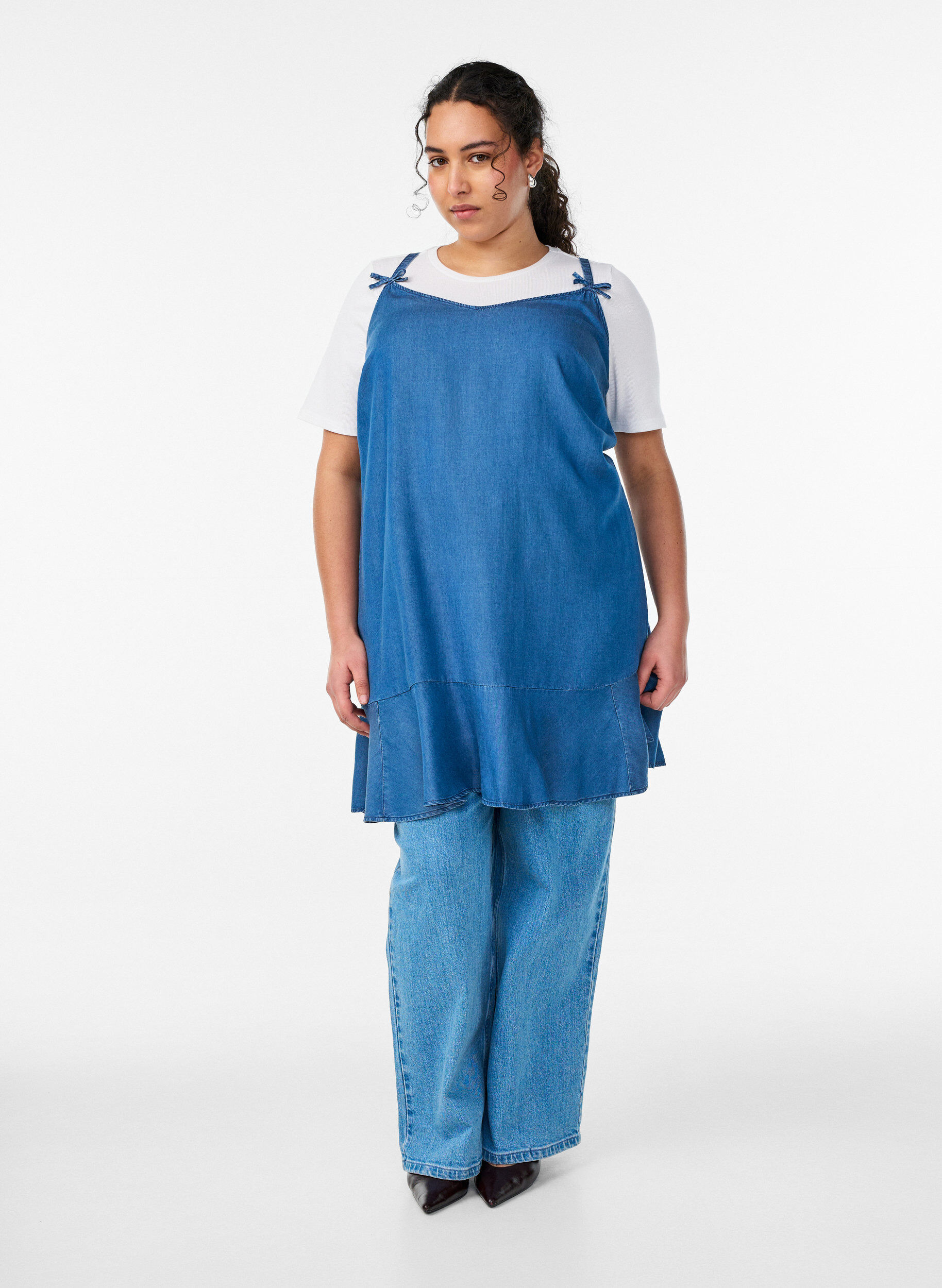 Zizzifashion Knee-length strap dress in TENCEL&trade; Lyocell with a denim look, Blue, Model image number 1