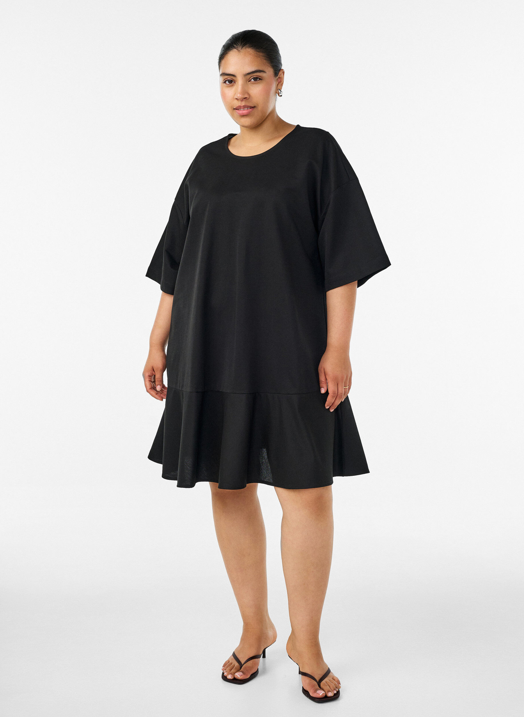 Zizzifashion Short dress with a loose fit and ruffle hem, Black, Model image number 1