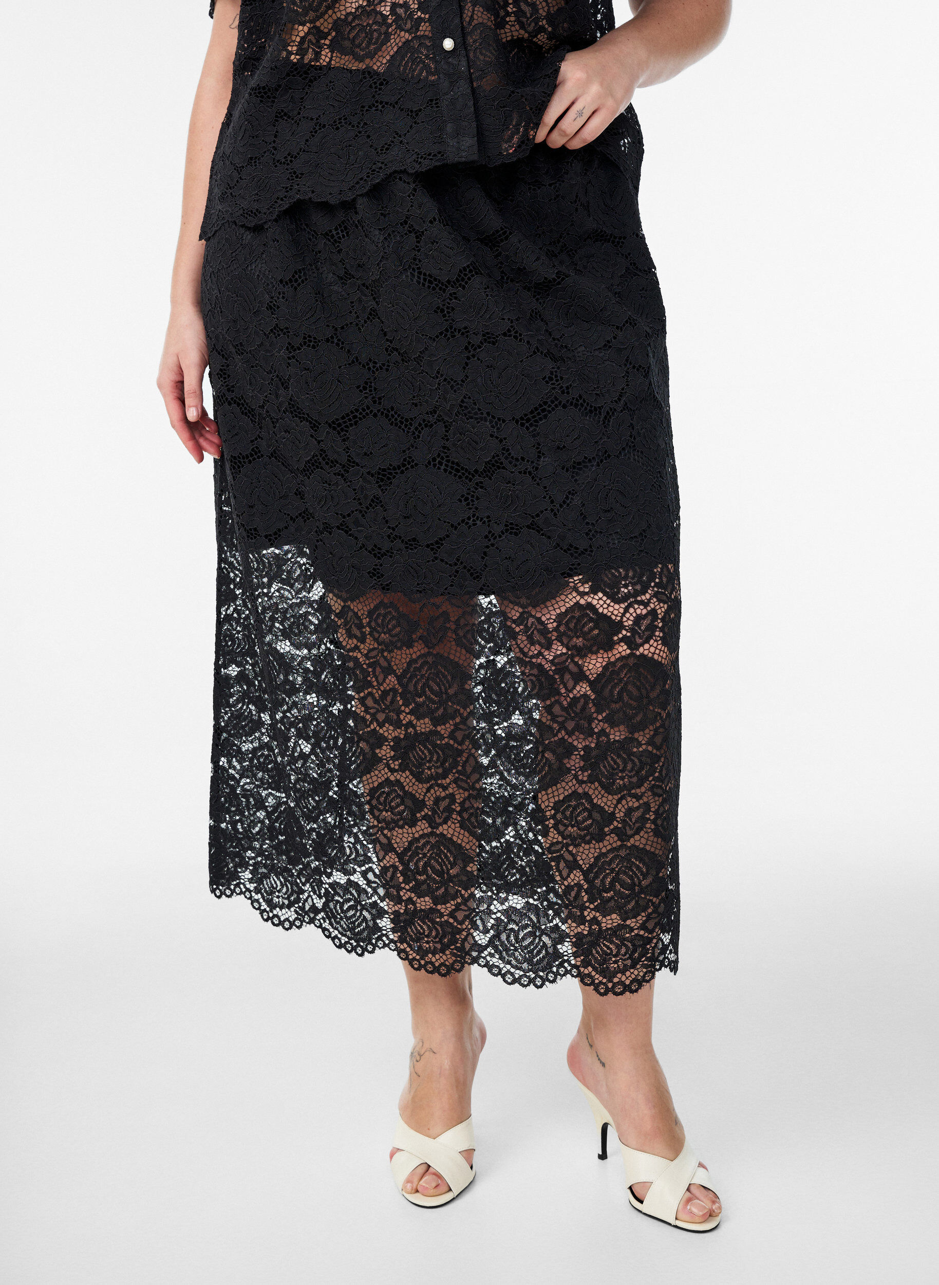 Zizzifashion Lace midi skirt with an elasticated waist, Black, Model image number 2
