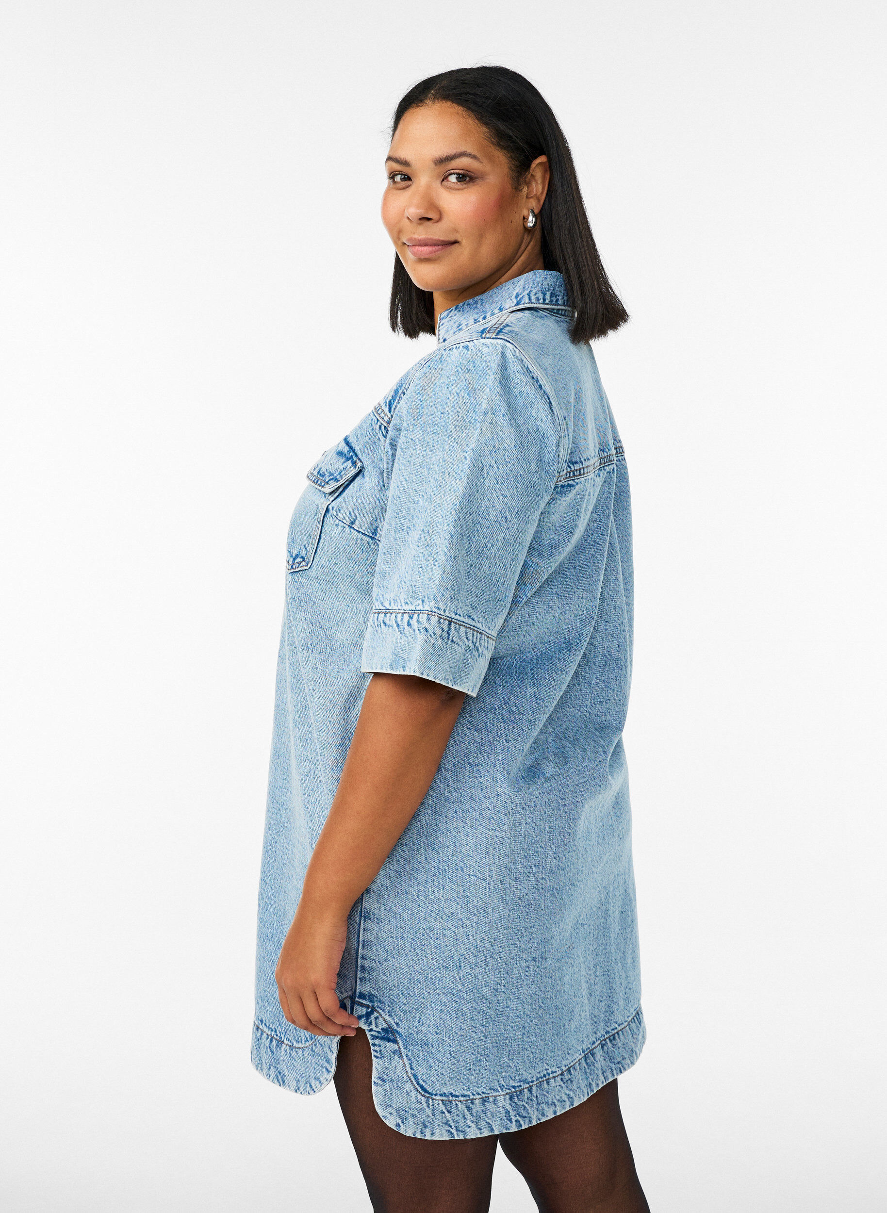Zizzifashion Short-sleeved denim dress with a collar and button fastening, Light Blue, Model image number 2