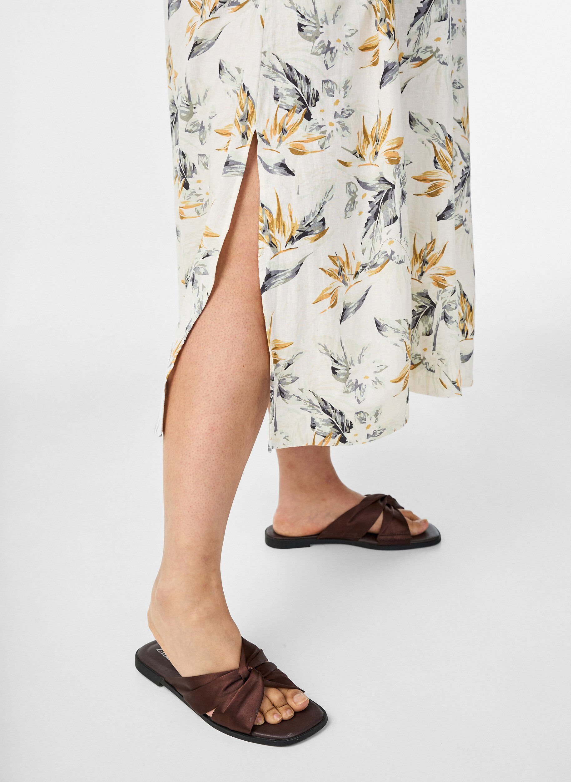 Zizzifashion Midi dress in linen and viscose with 1/2 sleeves, White, Model image number 2