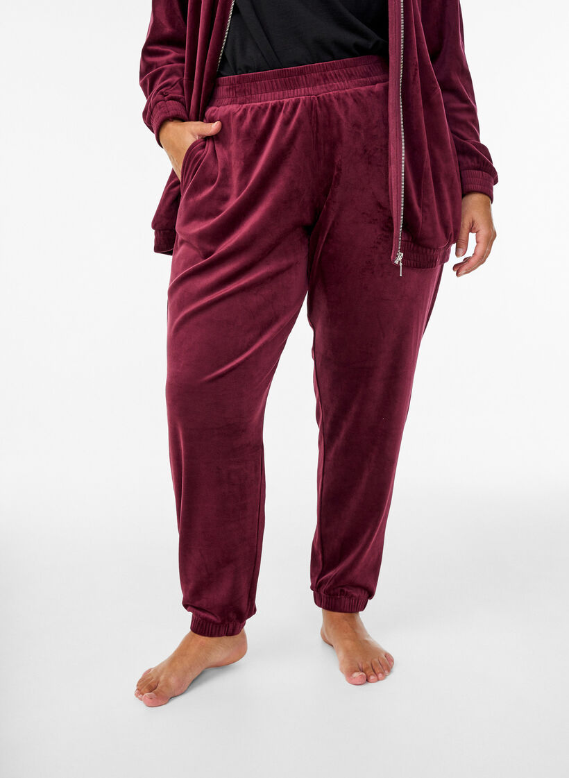 Loose velvet trousers, Dark Bordeaux, Model image number 2