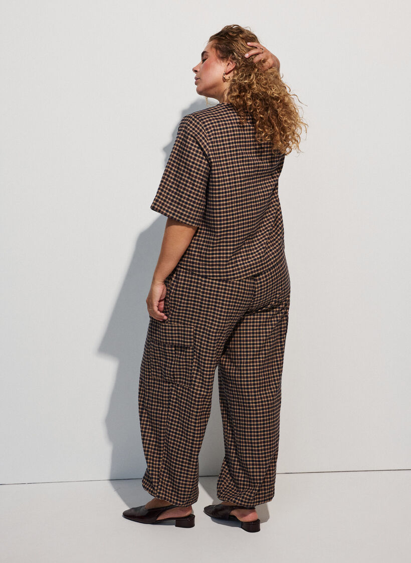 Checked cotton cargo trousers, Brown, Model image number 2
