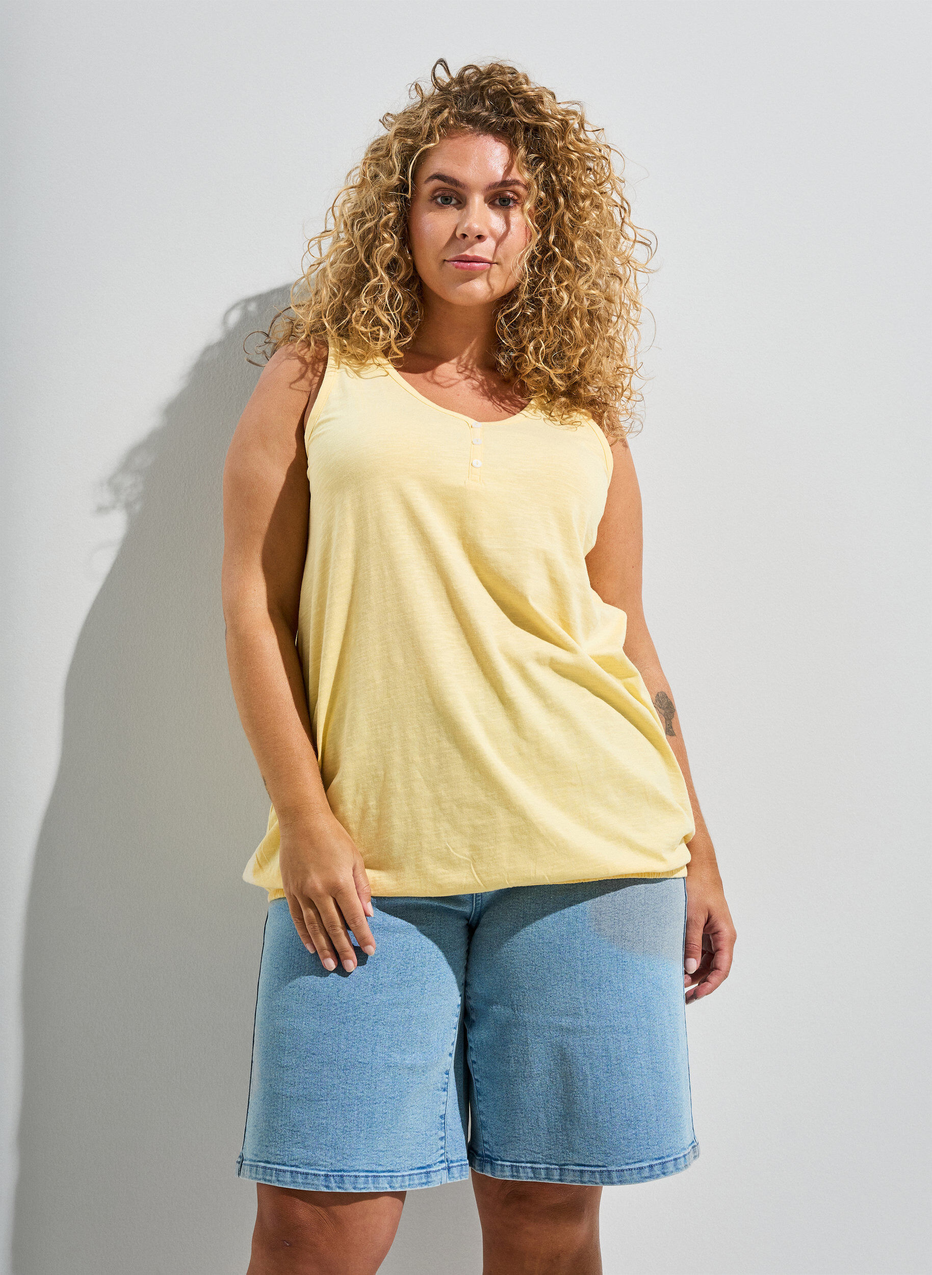 Zizzifashion Tank top in organic cotton with V-neck and buttons, Yellow, Image image number 0