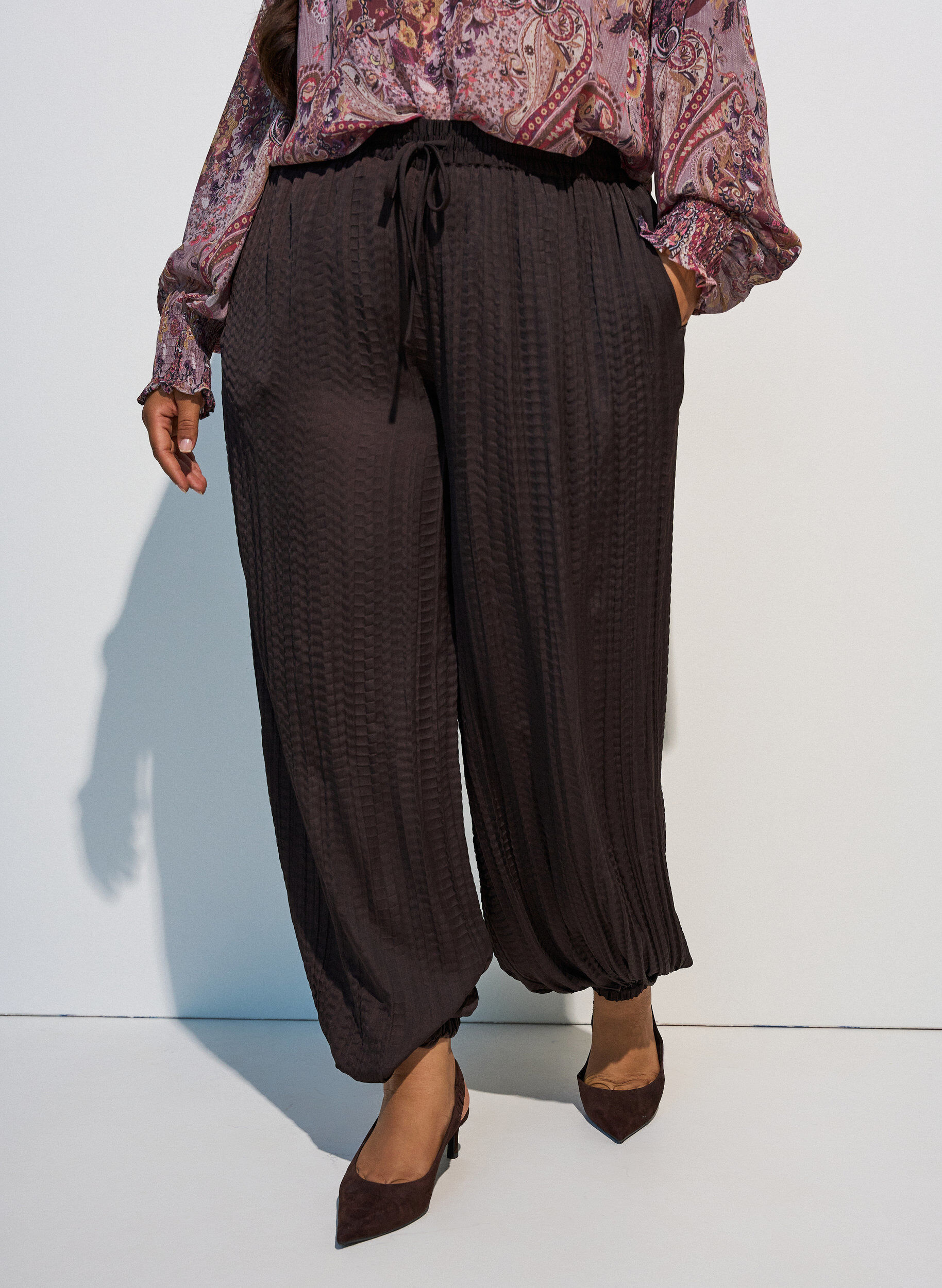 ZizzifashionBalloon trousers with texture and an elasticated waist, Brown, Model image number 2