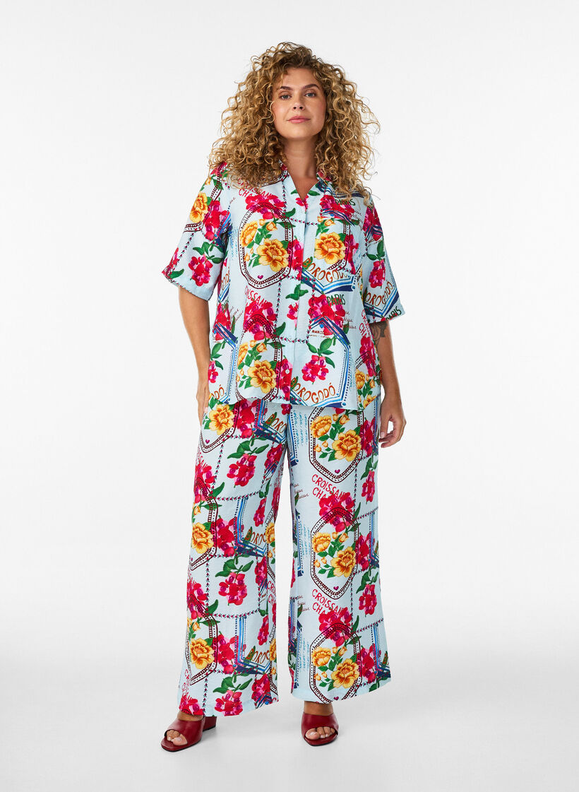 Shirt blouse with elbow-length sleeves and colourful print, Light Blue, Model