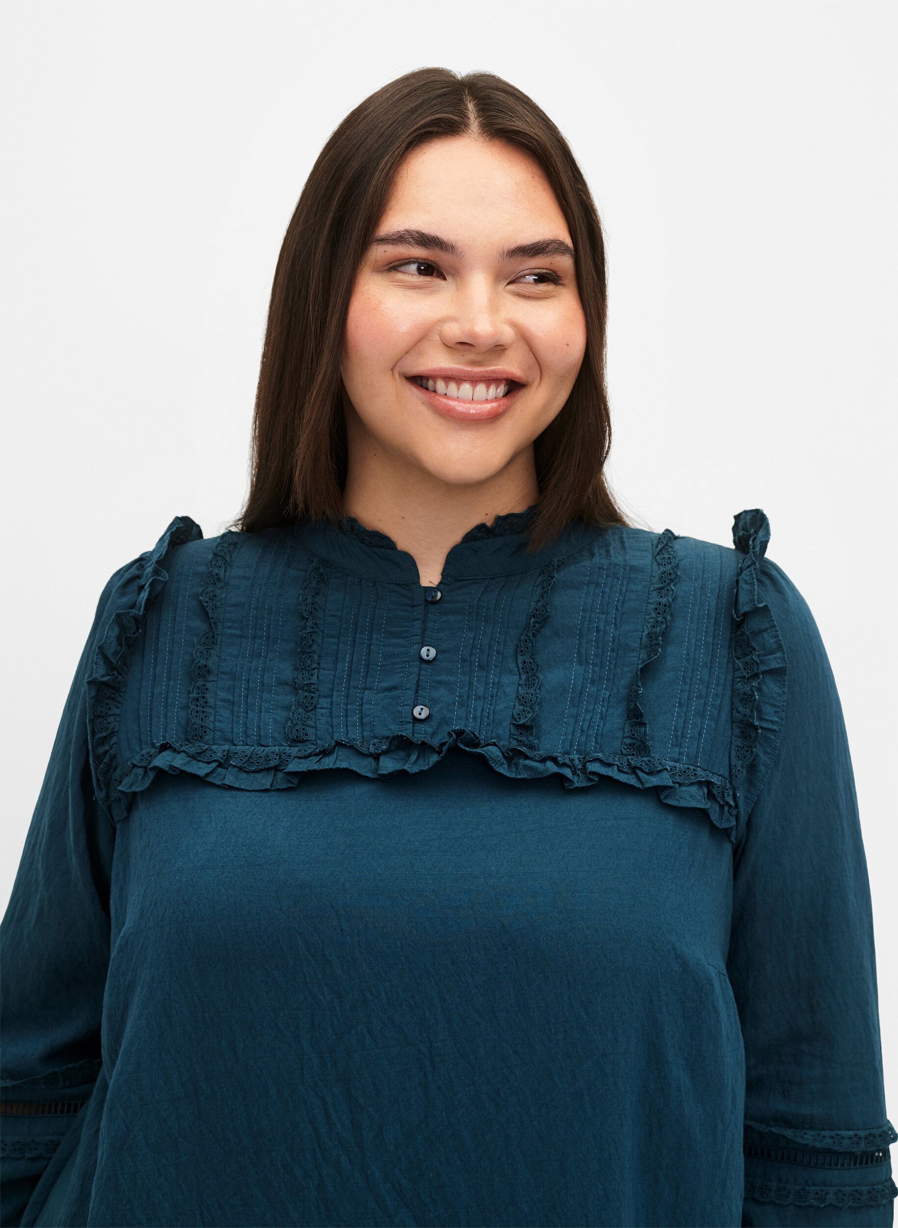 Zizzifashion Viscose dress with broderie anglaise and ruffle details, Reflecting Pond, Model image number 2