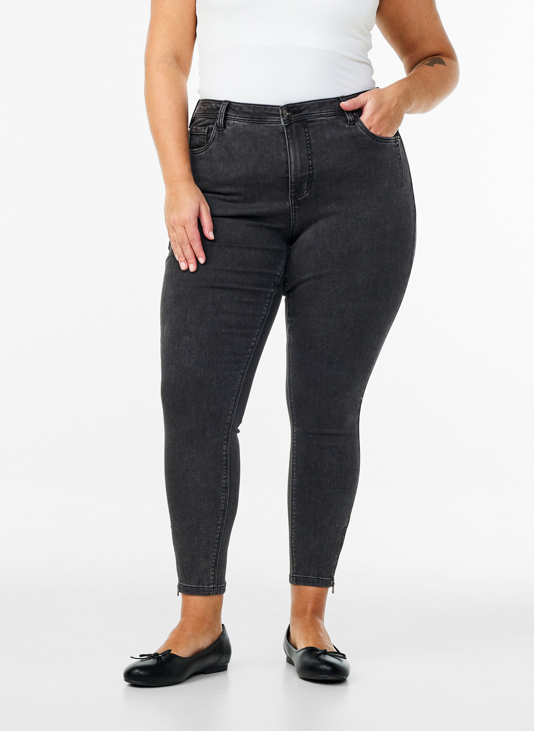Zizzifashion Cropped Amy jeans with zipper detail, Grey, Model image number 3