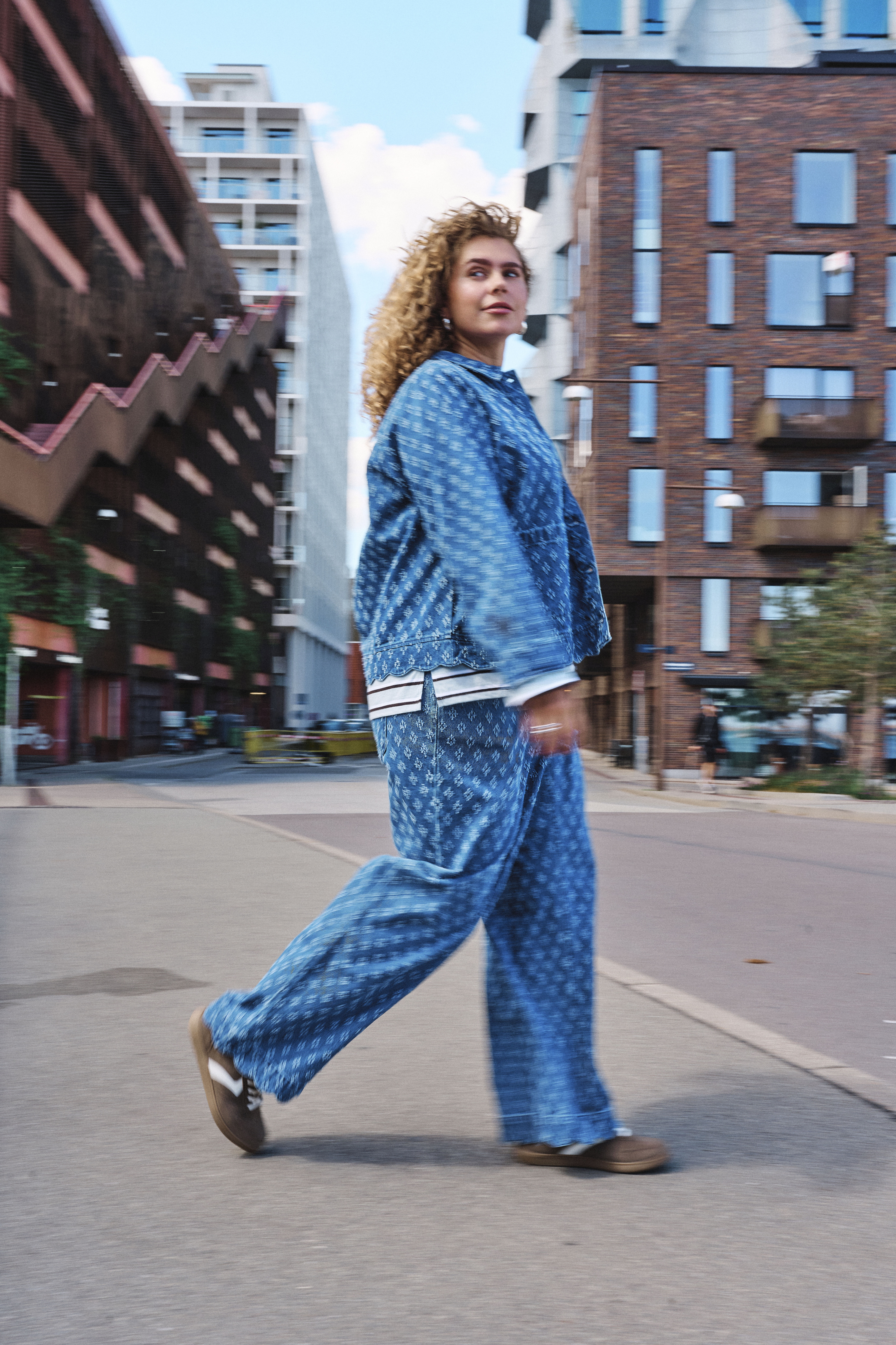 ZizzifashionRelaxed blue denim style, , Model