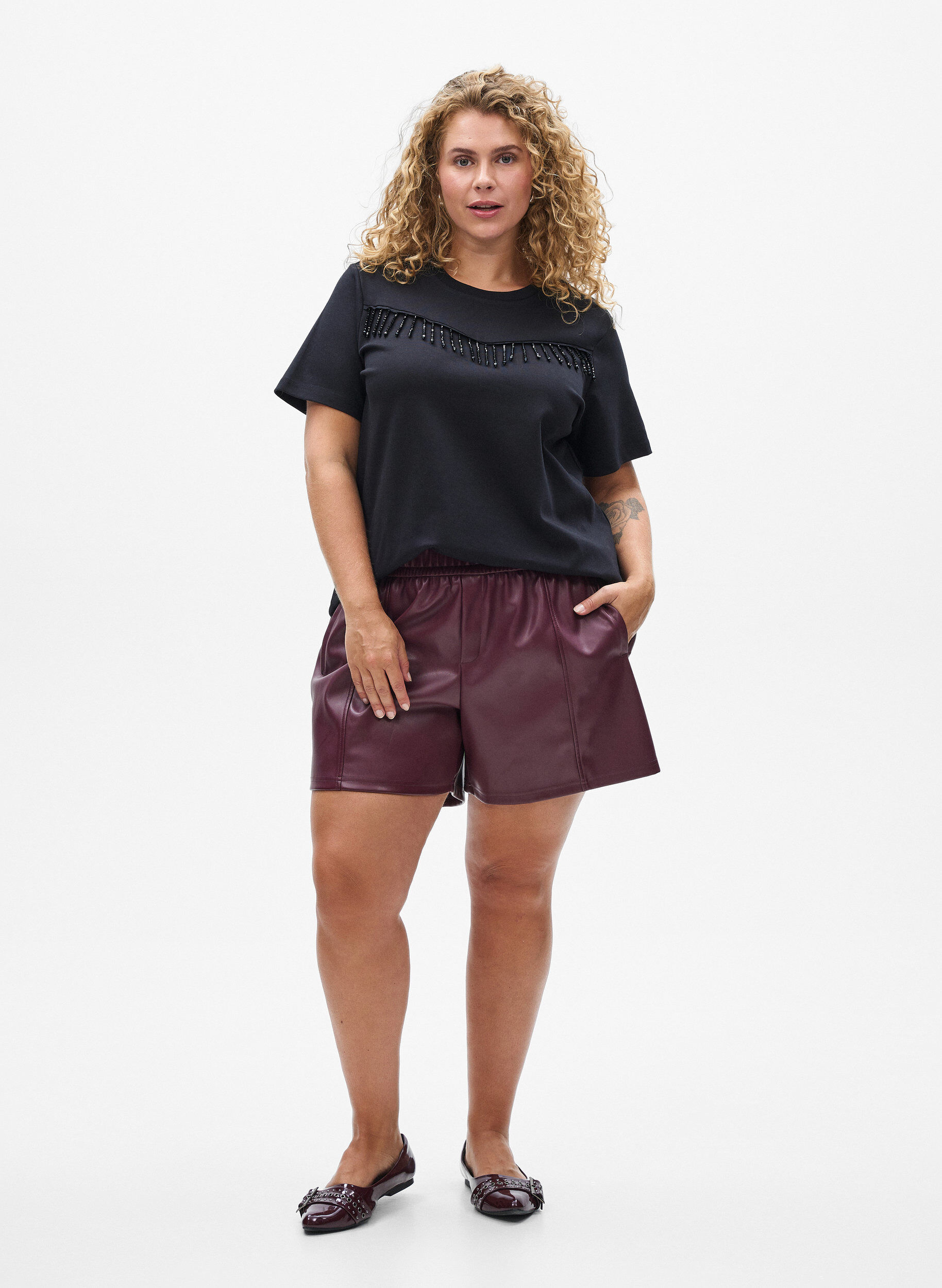 Zizzifashion Loose faux leather shorts with elastic waistband, Dark Bordeaux, Model image number 1