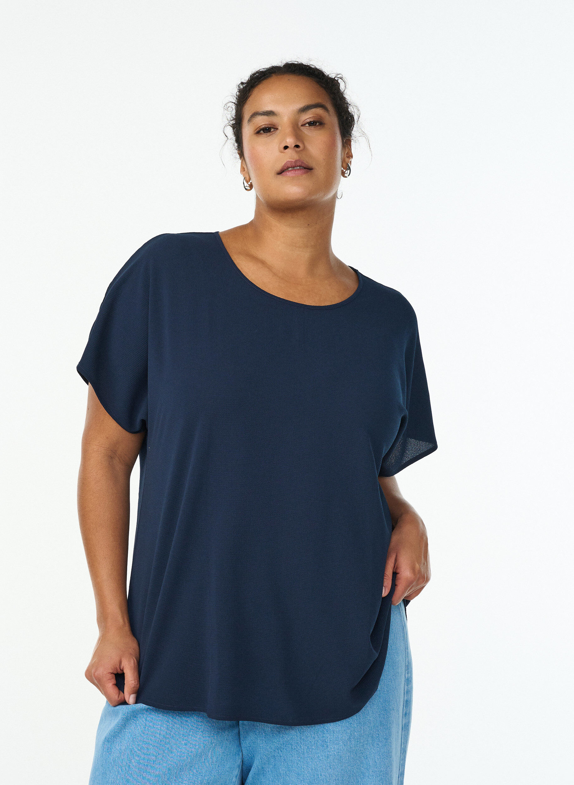 Blouse with short sleeves and a round neckline, Blue, Model