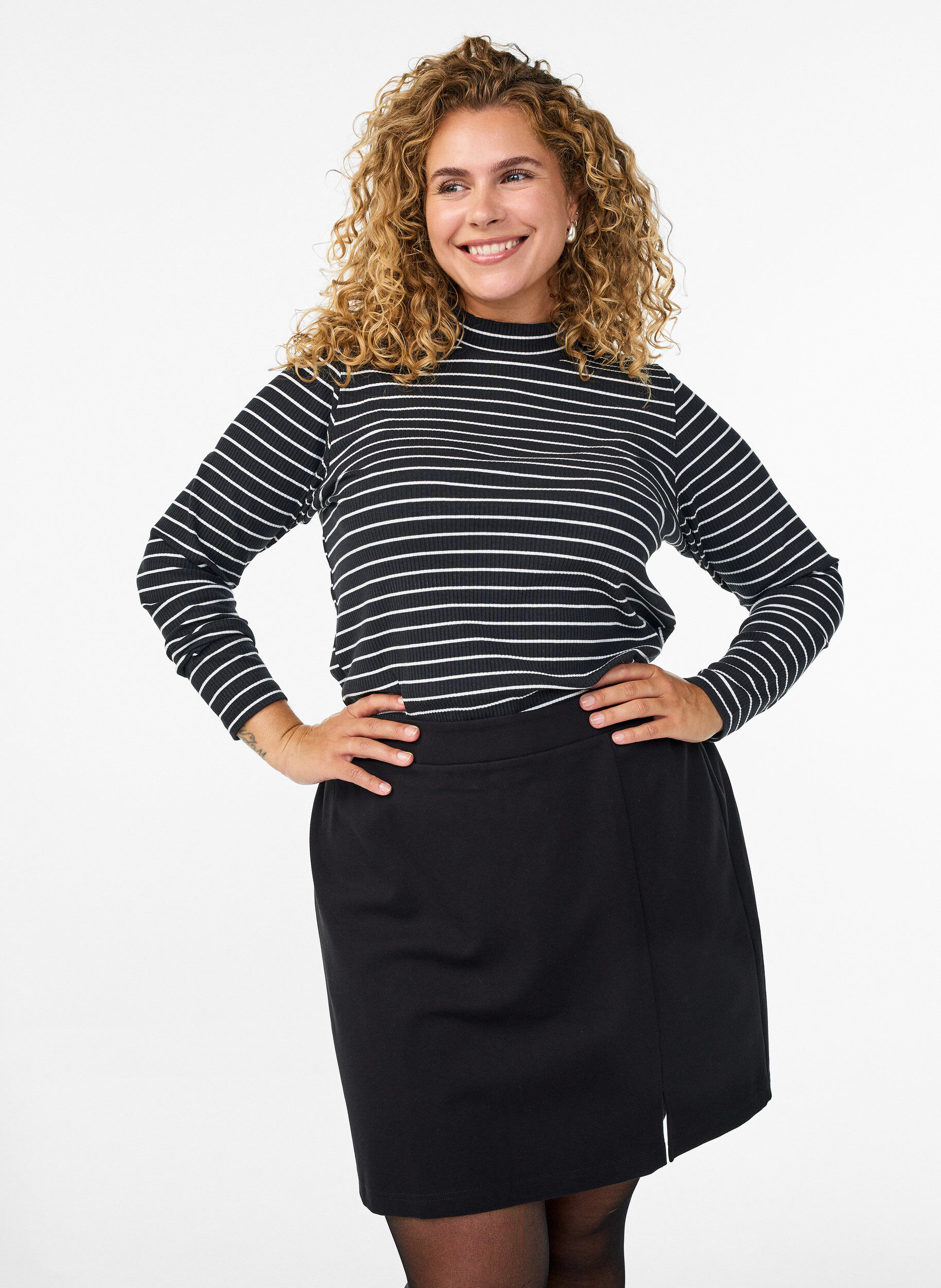 Short jersey skirt with slit, Black, Model