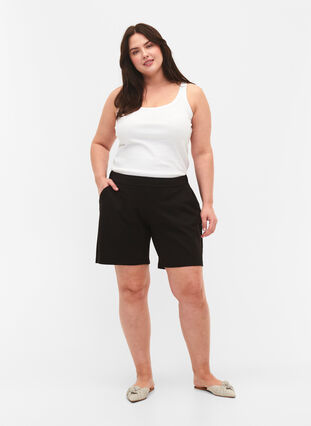 Maddison shorts with regular fit, Black, Model image number 3
