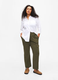 Loose cargo trousers in cotton, Ivy Green, Model