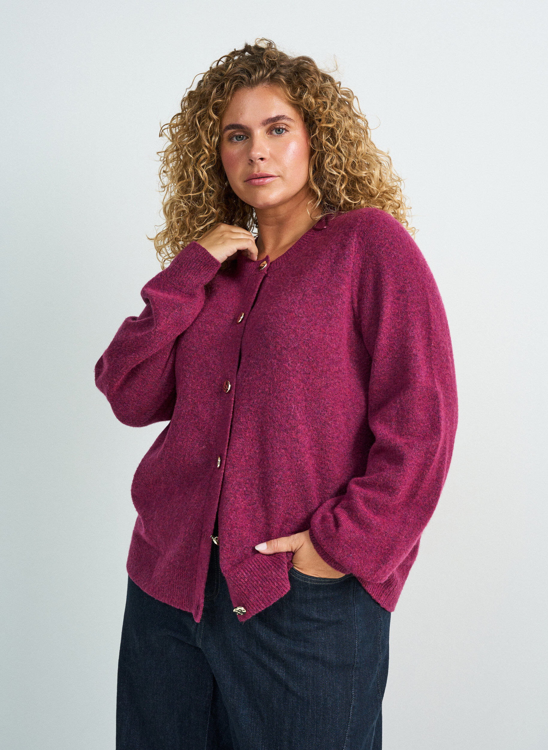 Cardigan in soft knit with gold-coloured buttons, Red, Model
