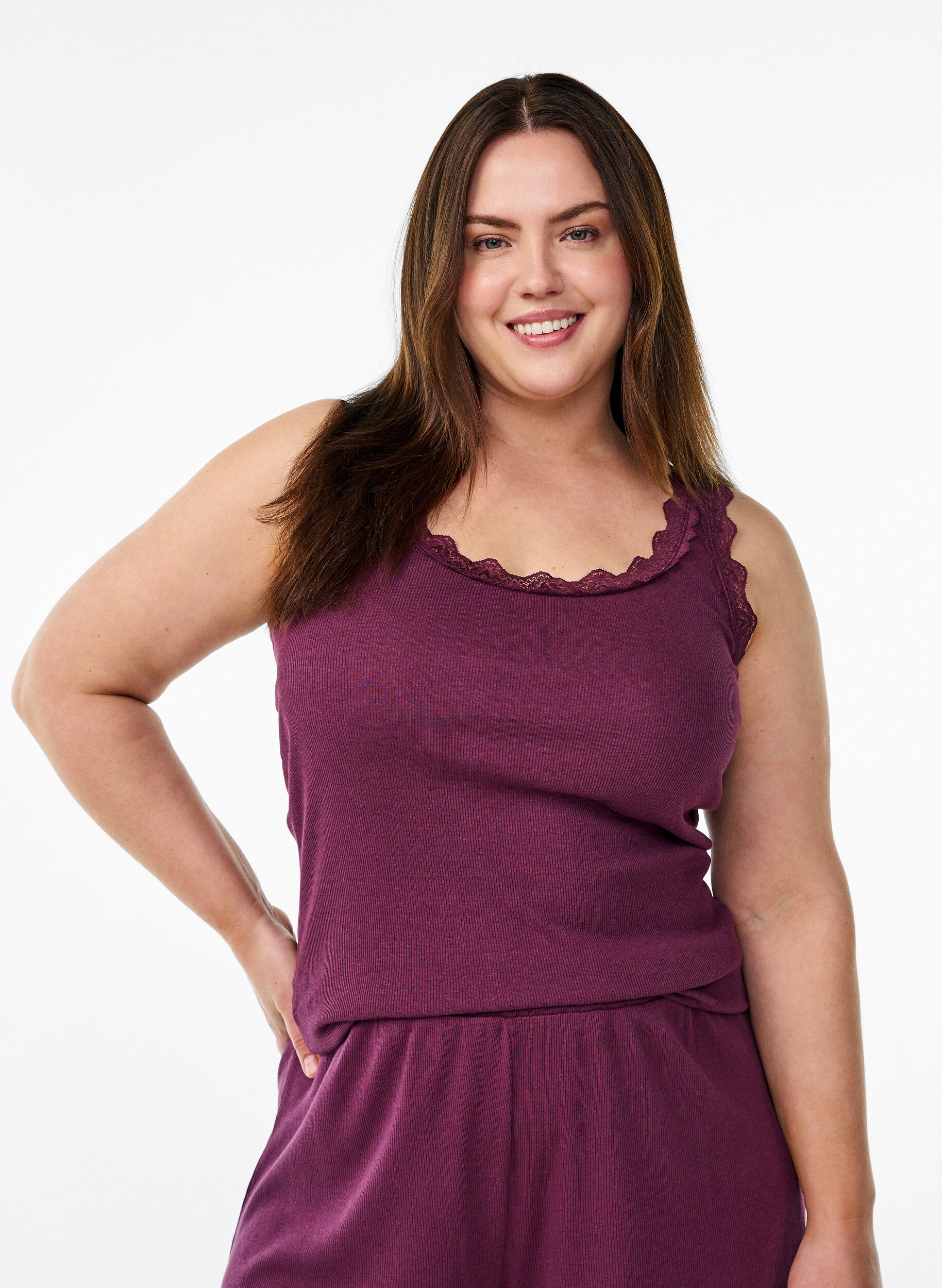 Loose night shorts with ribbed texture and lace trim, Dark Bordeaux, Model