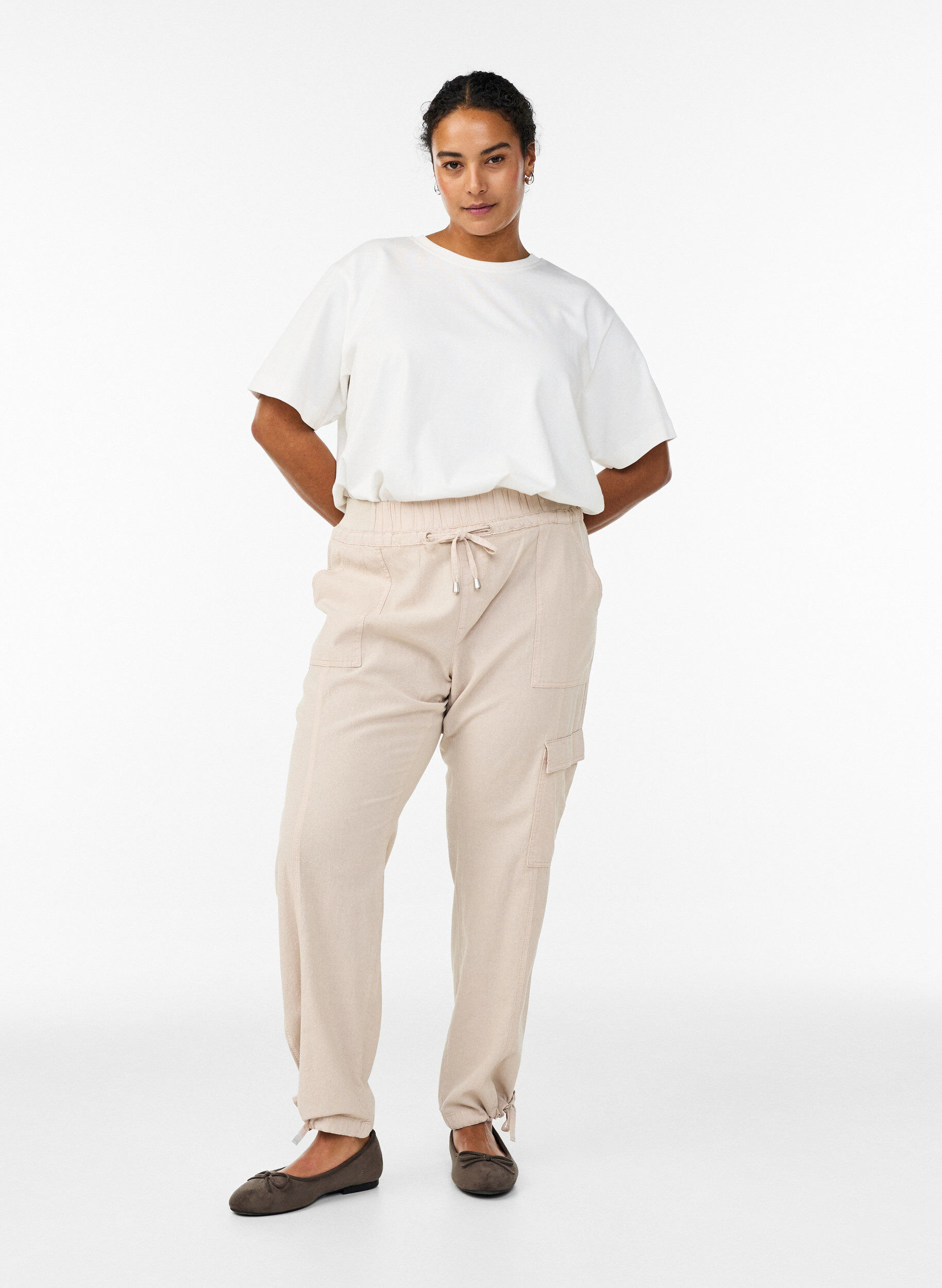 Loose cargo trousers in cotton, Beige, Model