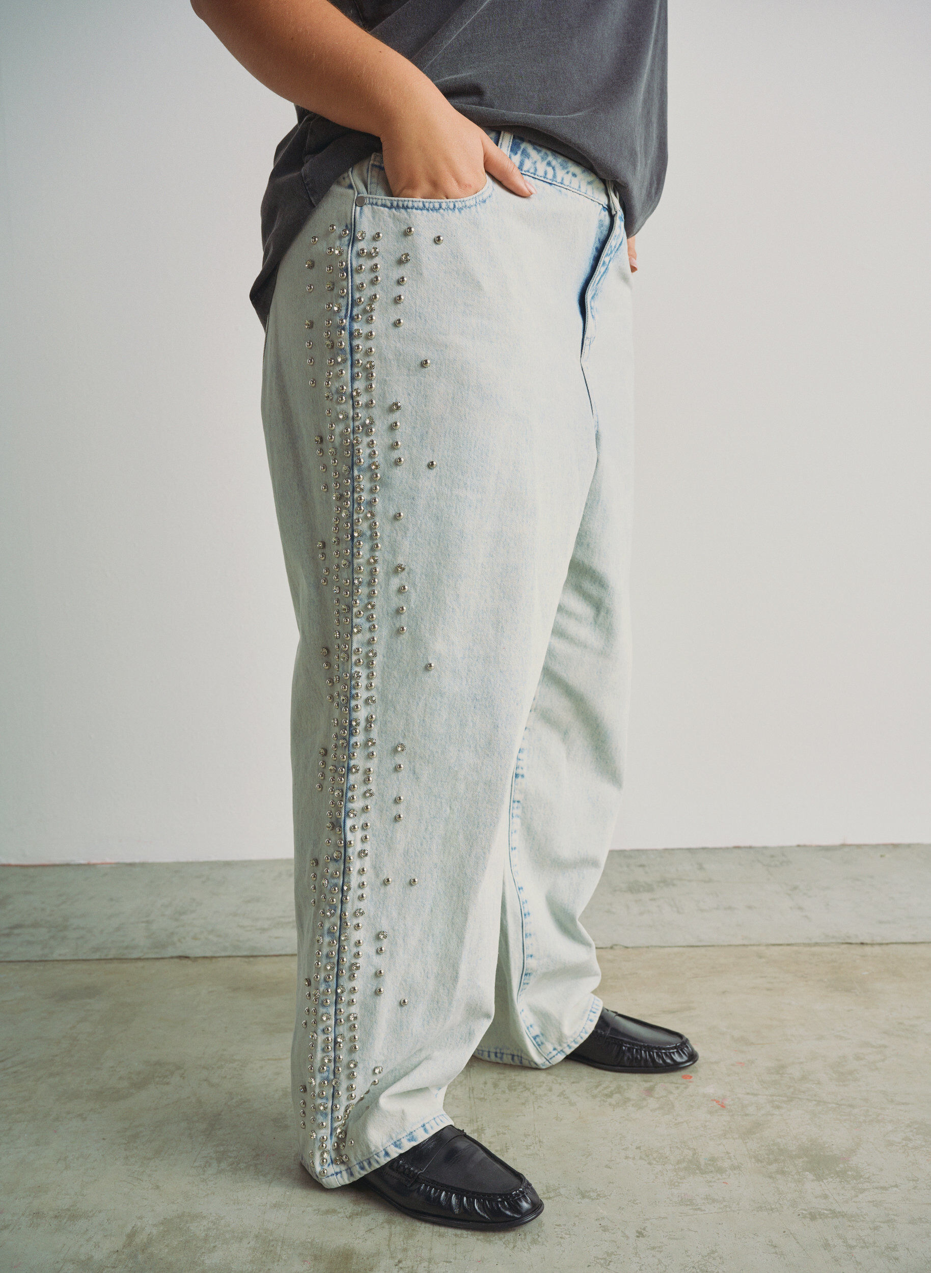 Kiana jeans with decorative details along the sides