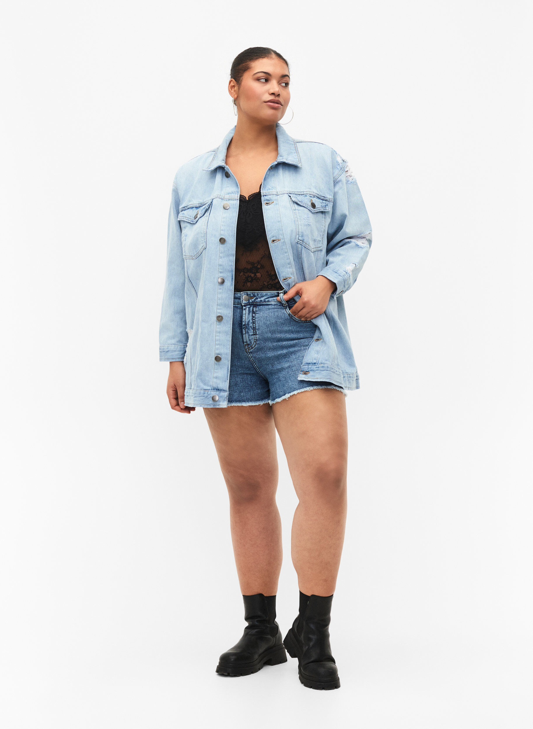 Zizzifashion Loose fit denim jacket with worn details, Light blue denim, Model image number 3