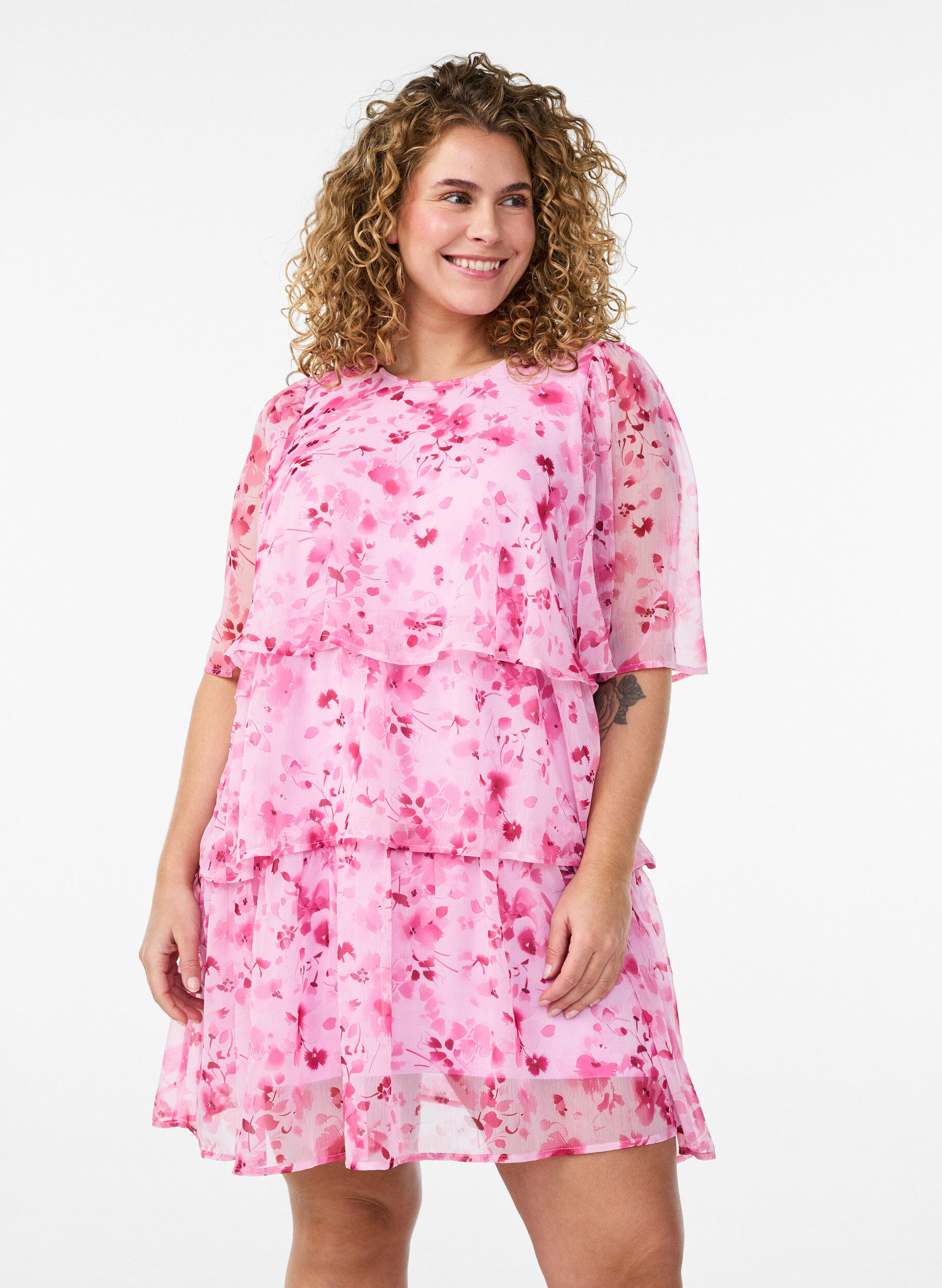 Short chiffon-look dress with floral print and ruffle layers, Pink, Model