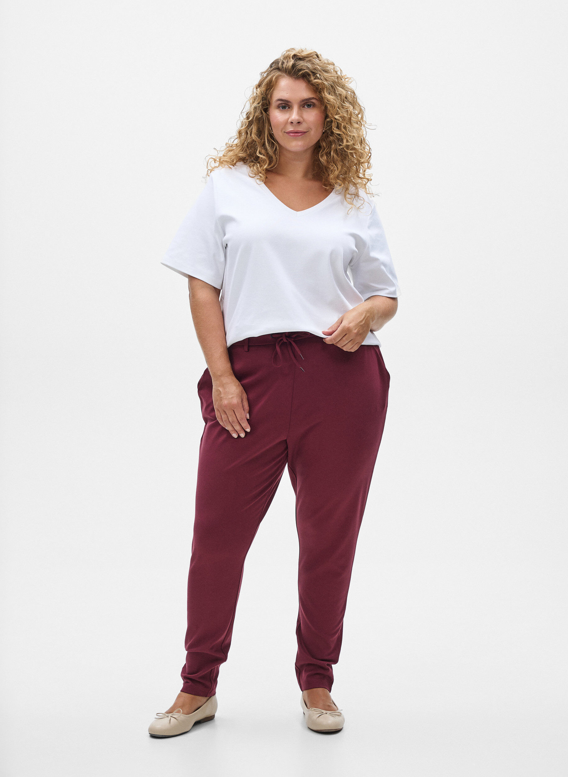Cropped Maddison trousers, Dark Bordeaux, Model