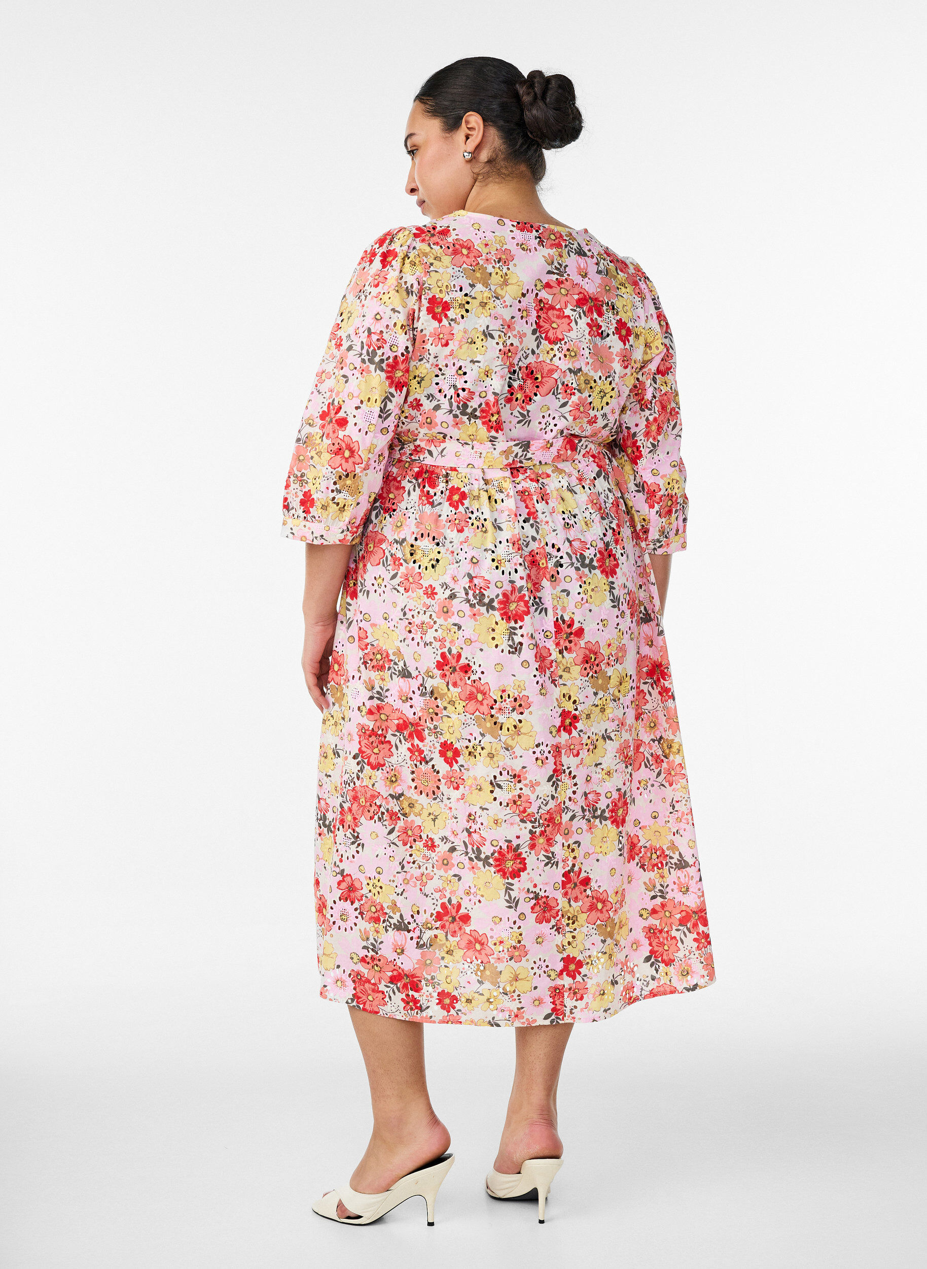 Zizzifashion Floral midi dress with broderie anglaise and a tie-belt, Rose, Model image number 1
