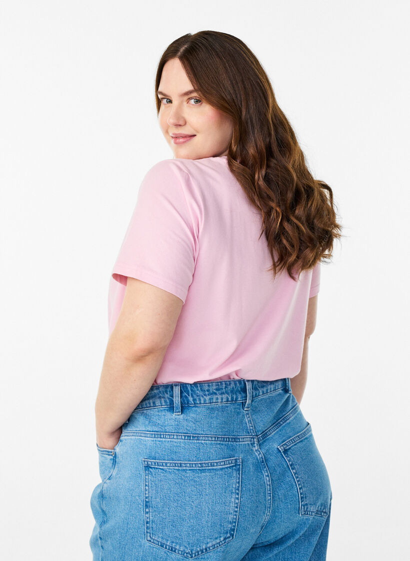 Solid coloured basic t-shirt in cotton, Rose, Model image number 2