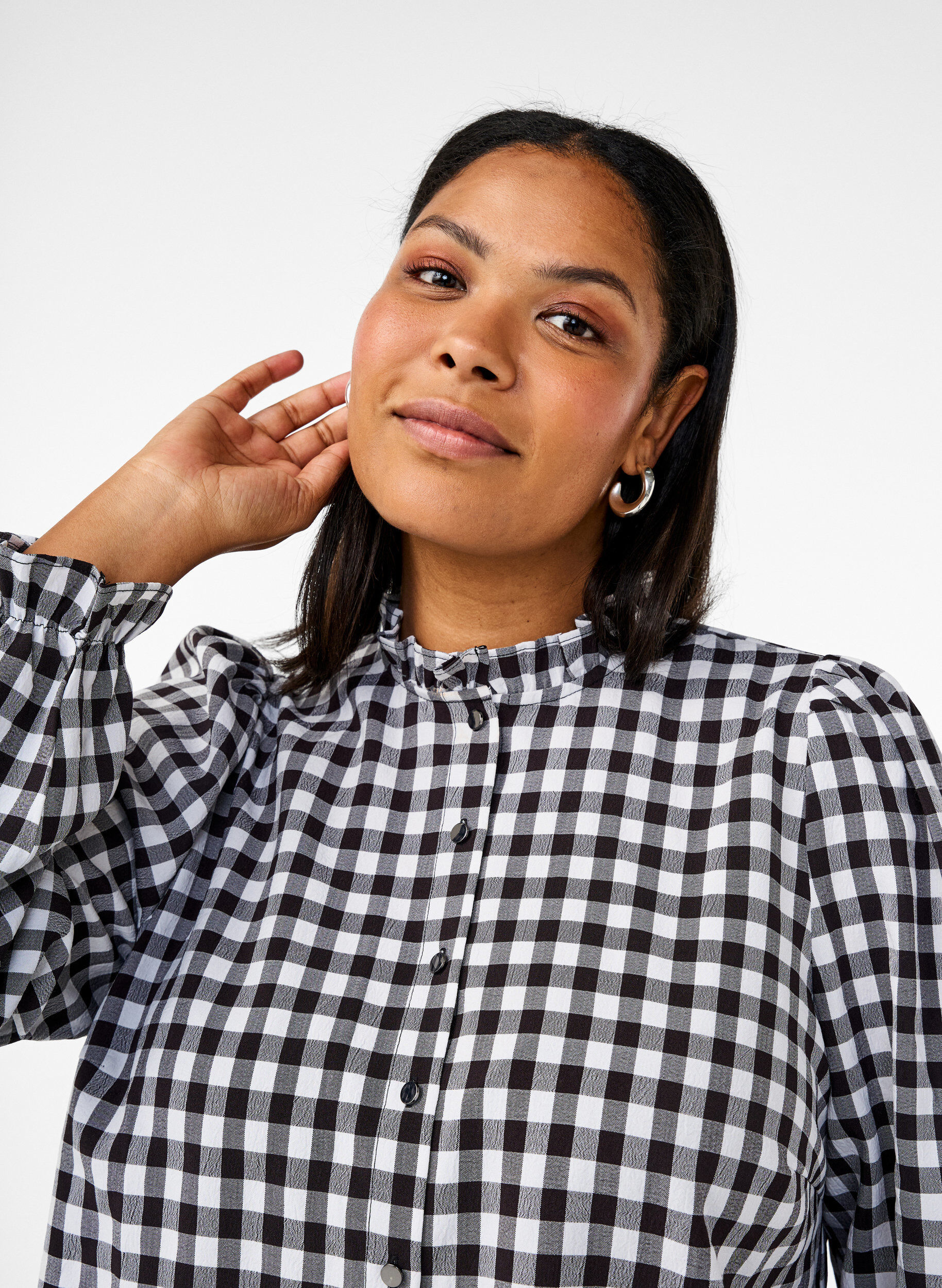 Zizzifashion Checked shirt blouse with ruffle details, Black/W. Gingham, Model image number 2
