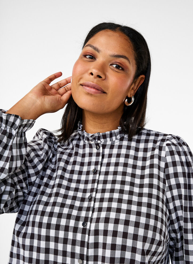 Checked shirt blouse with ruffle details, Black/W. Gingham, Model image number 2