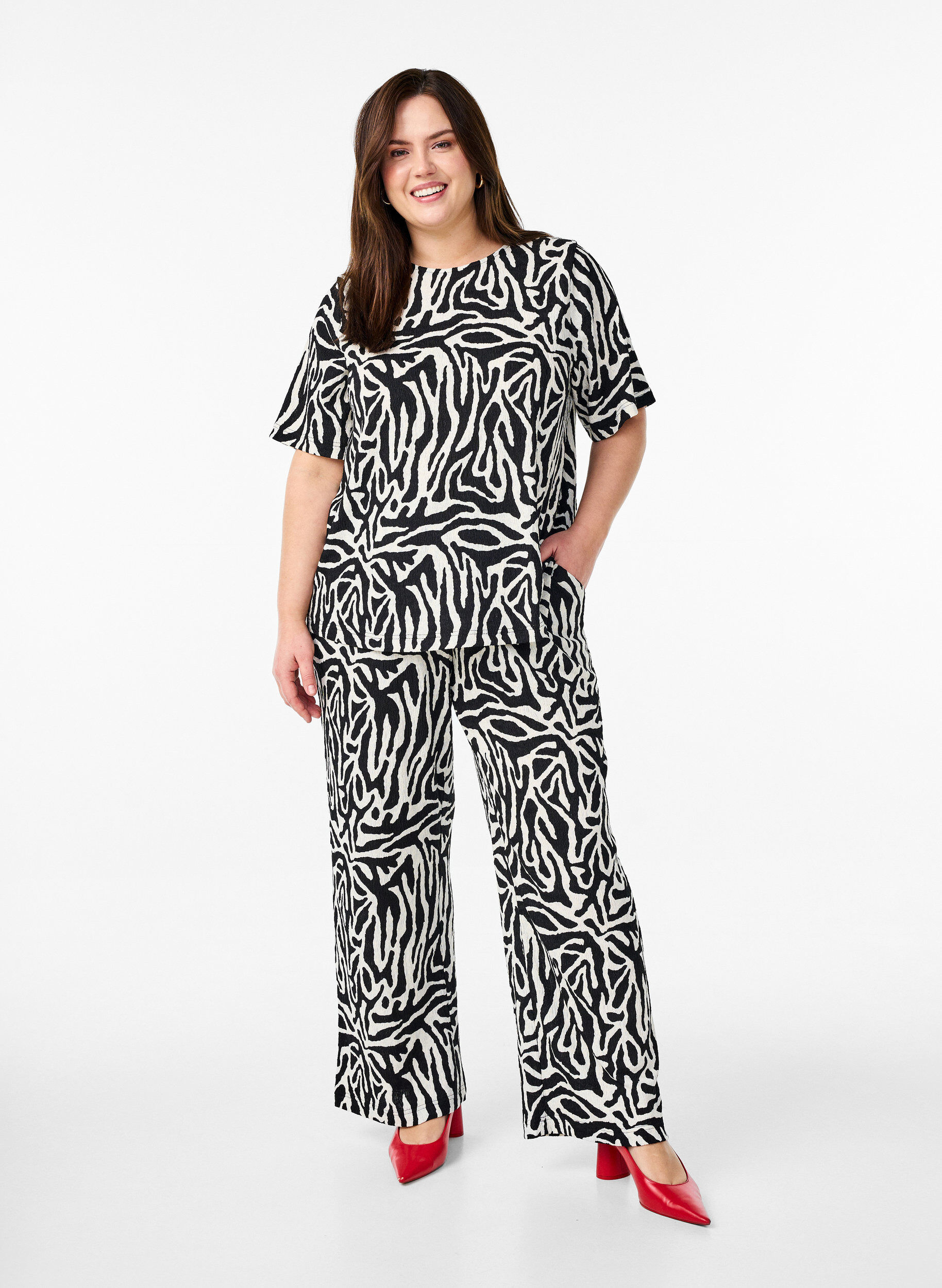 Trousers with zebra print, Black, Model