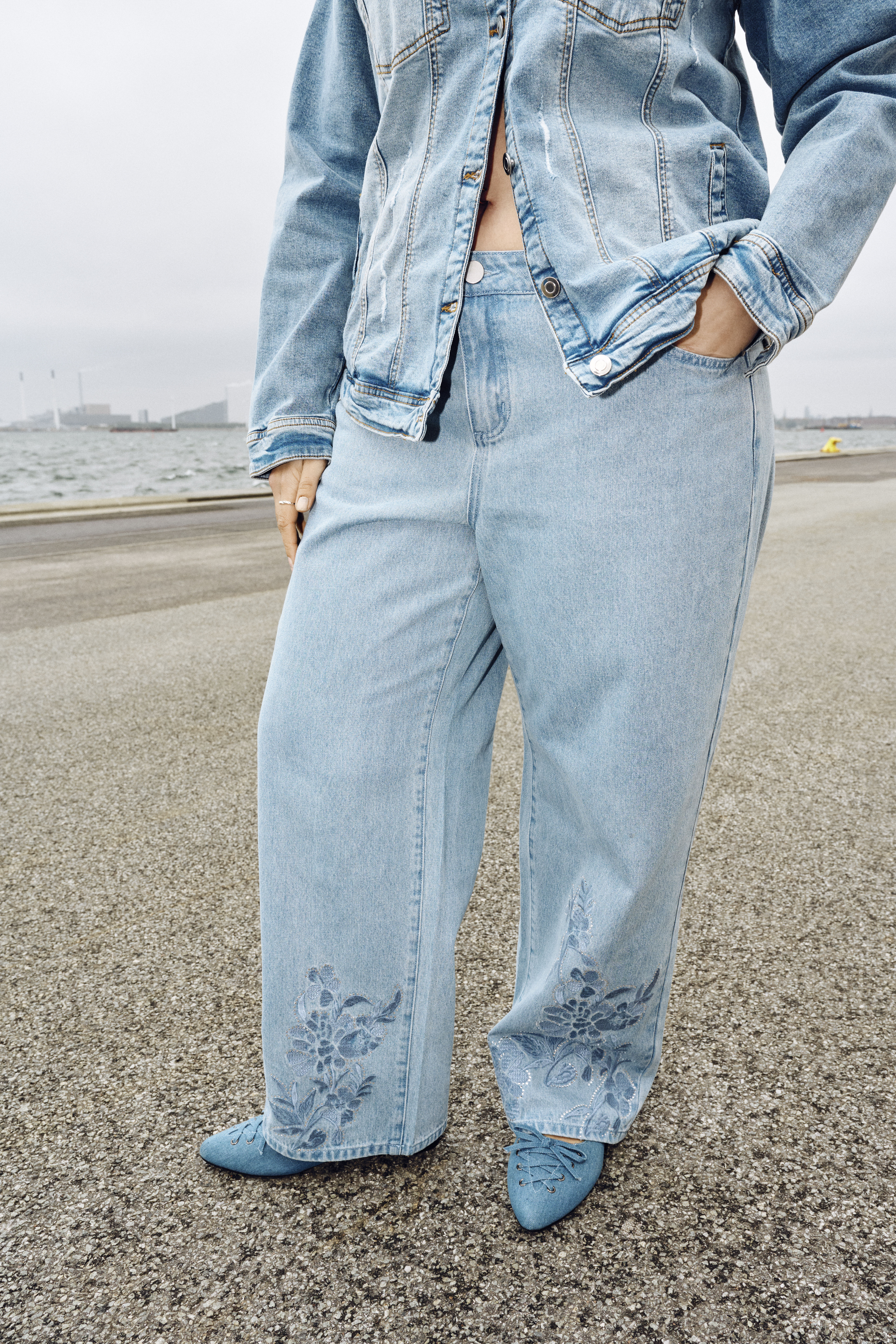 Zizzifashion Wide fit jeans with floral details, , Model