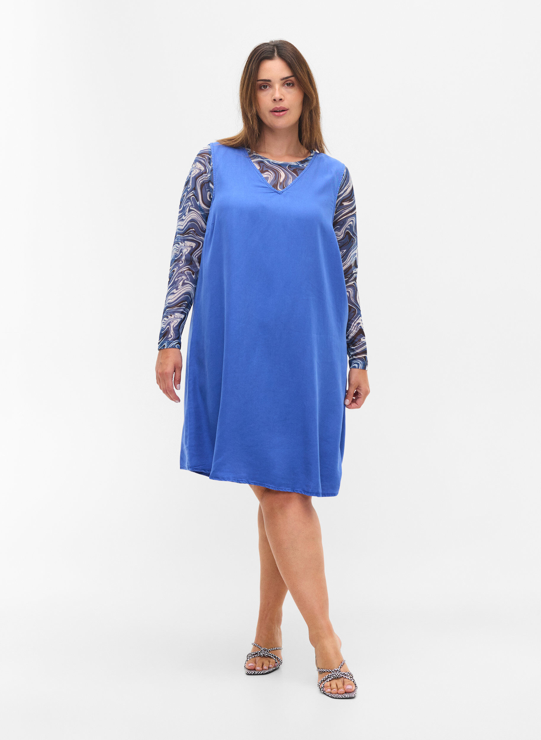 Zizzifashion Spencer dress with v-neckline, Dazzling Blue, Model image number 2