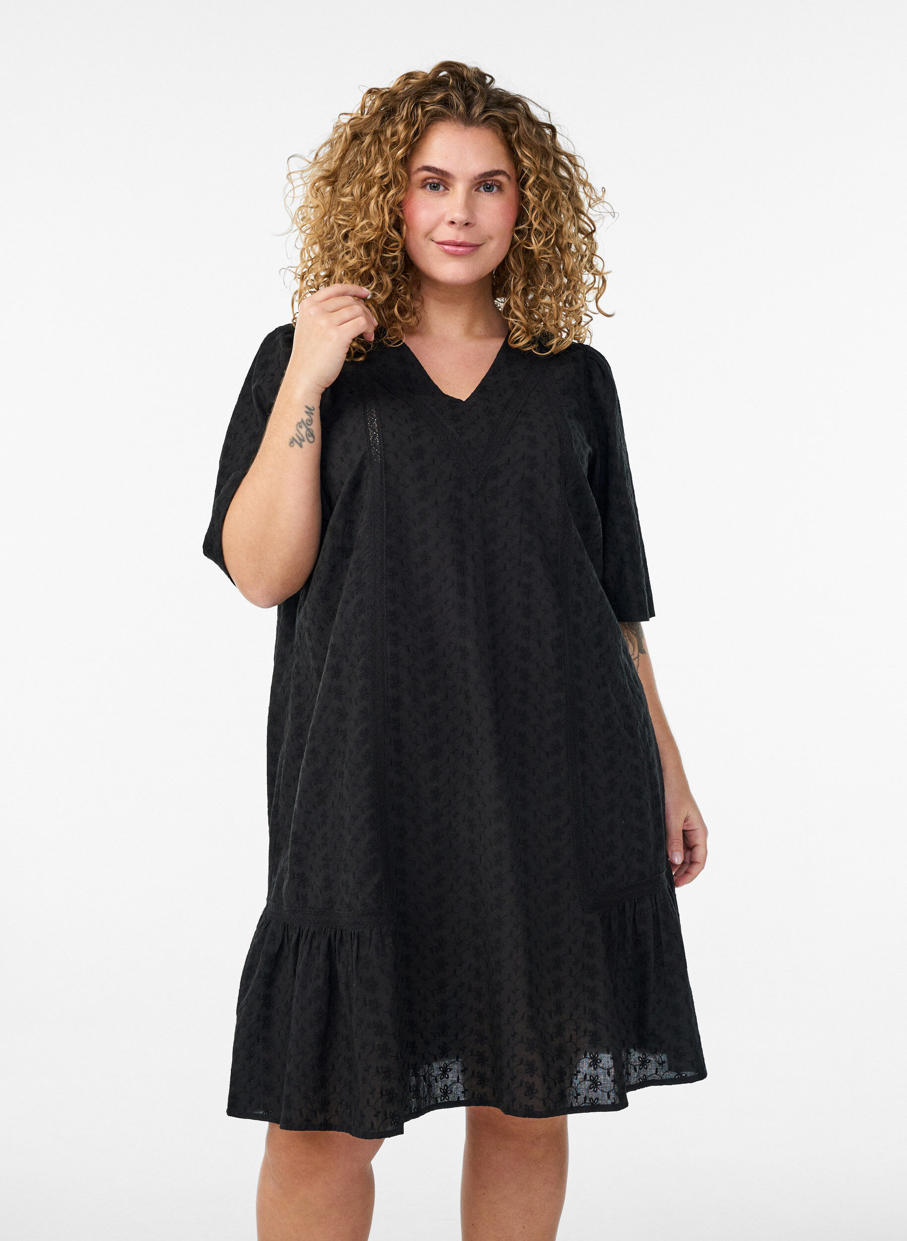 Zizzifashion Knee-length cotton dress with embroidery and a V-neck, Black, Model image number 0