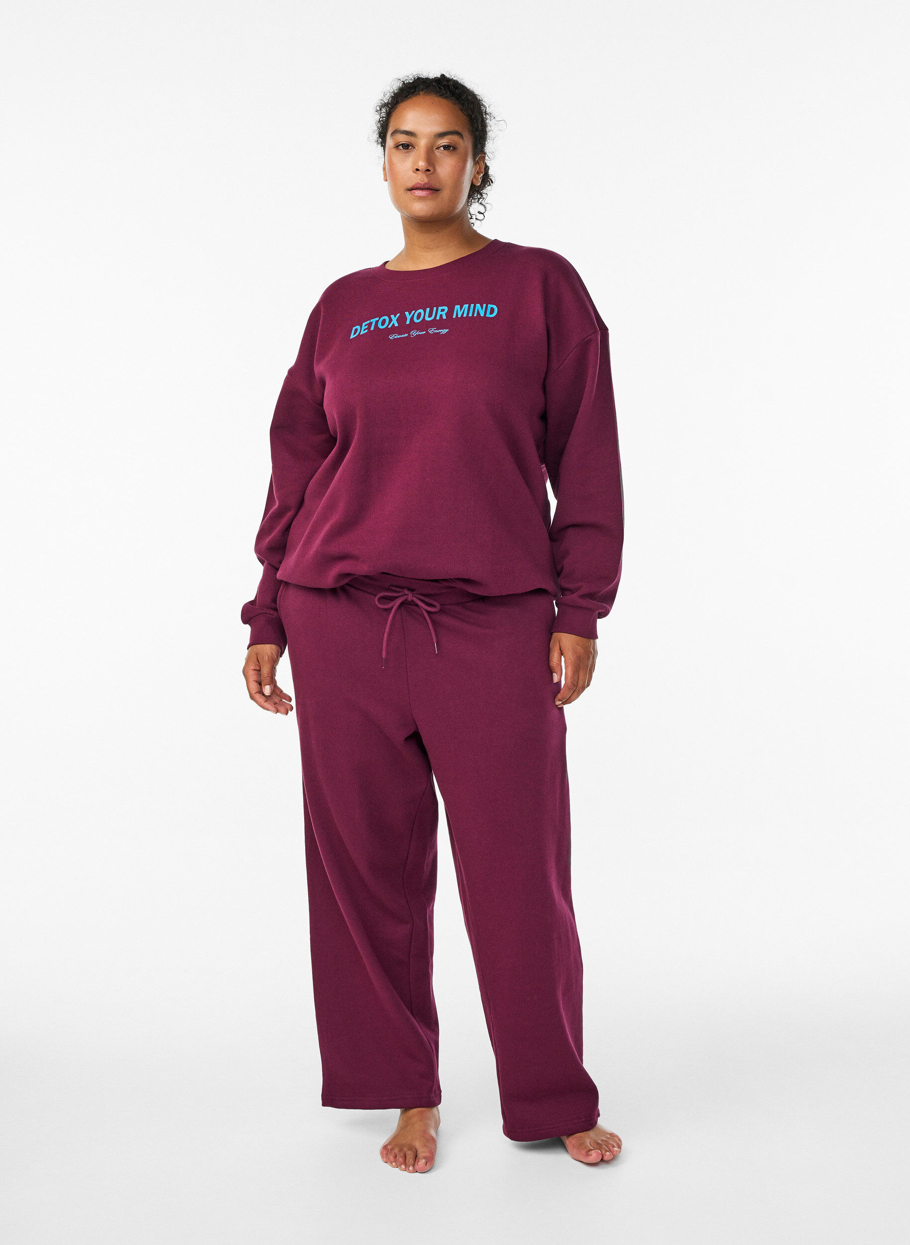 Sweatpants with pockets, Dark Bordeaux, Model