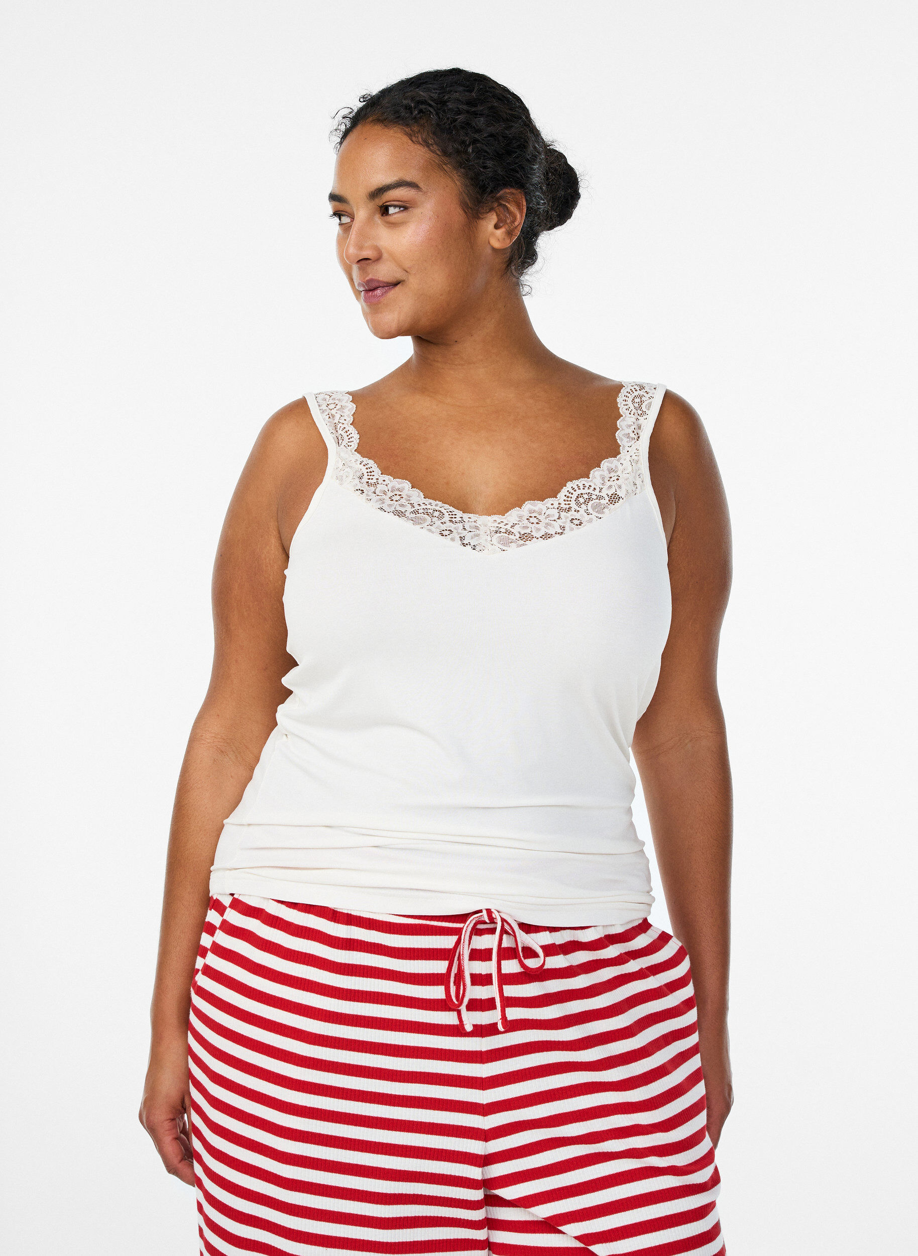 Viscose top with lace edge, Vanilla, Model