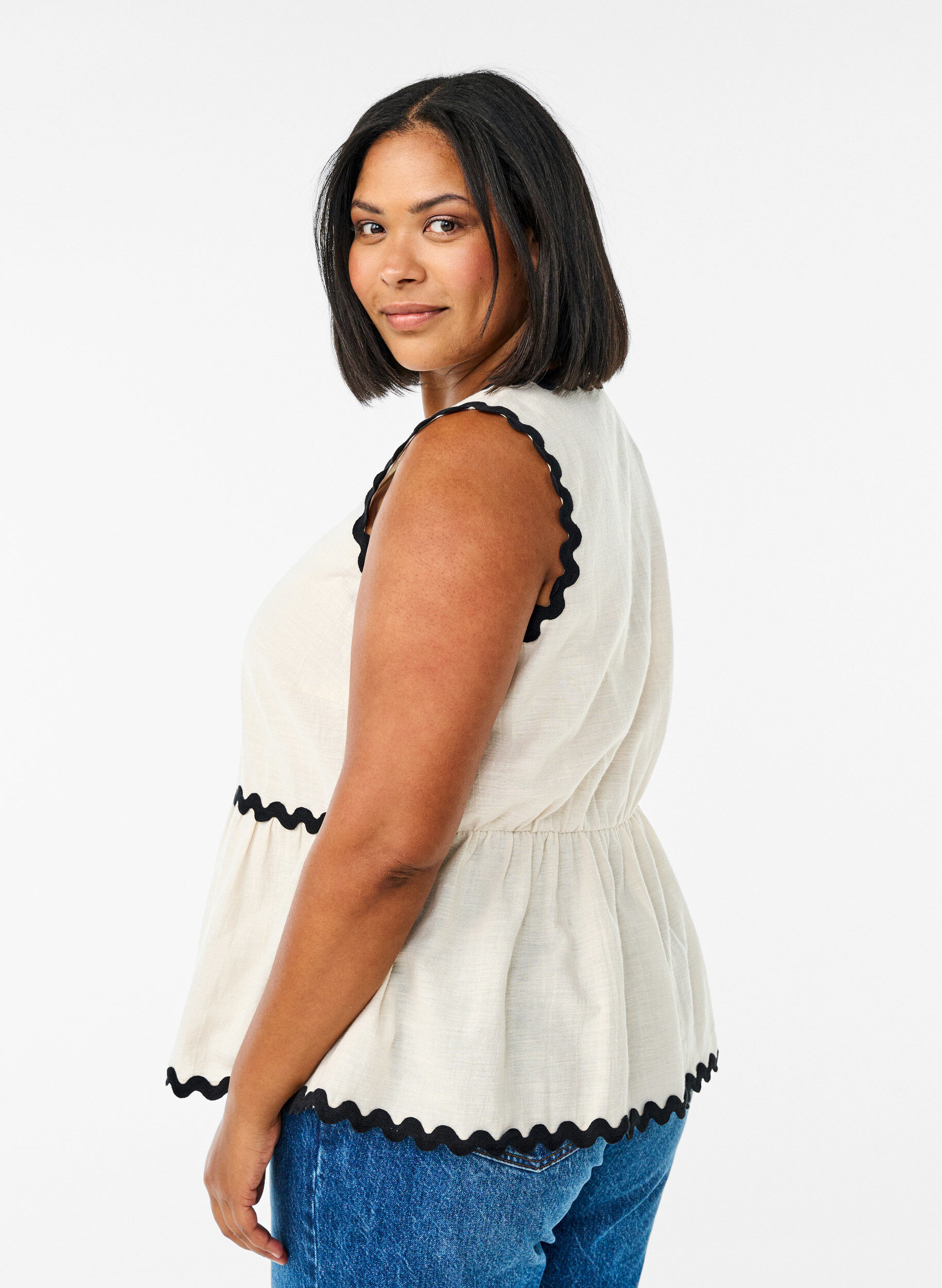 Zizzifashion Sleeveless top with wavy contrast edges, Beige, Model image number 2