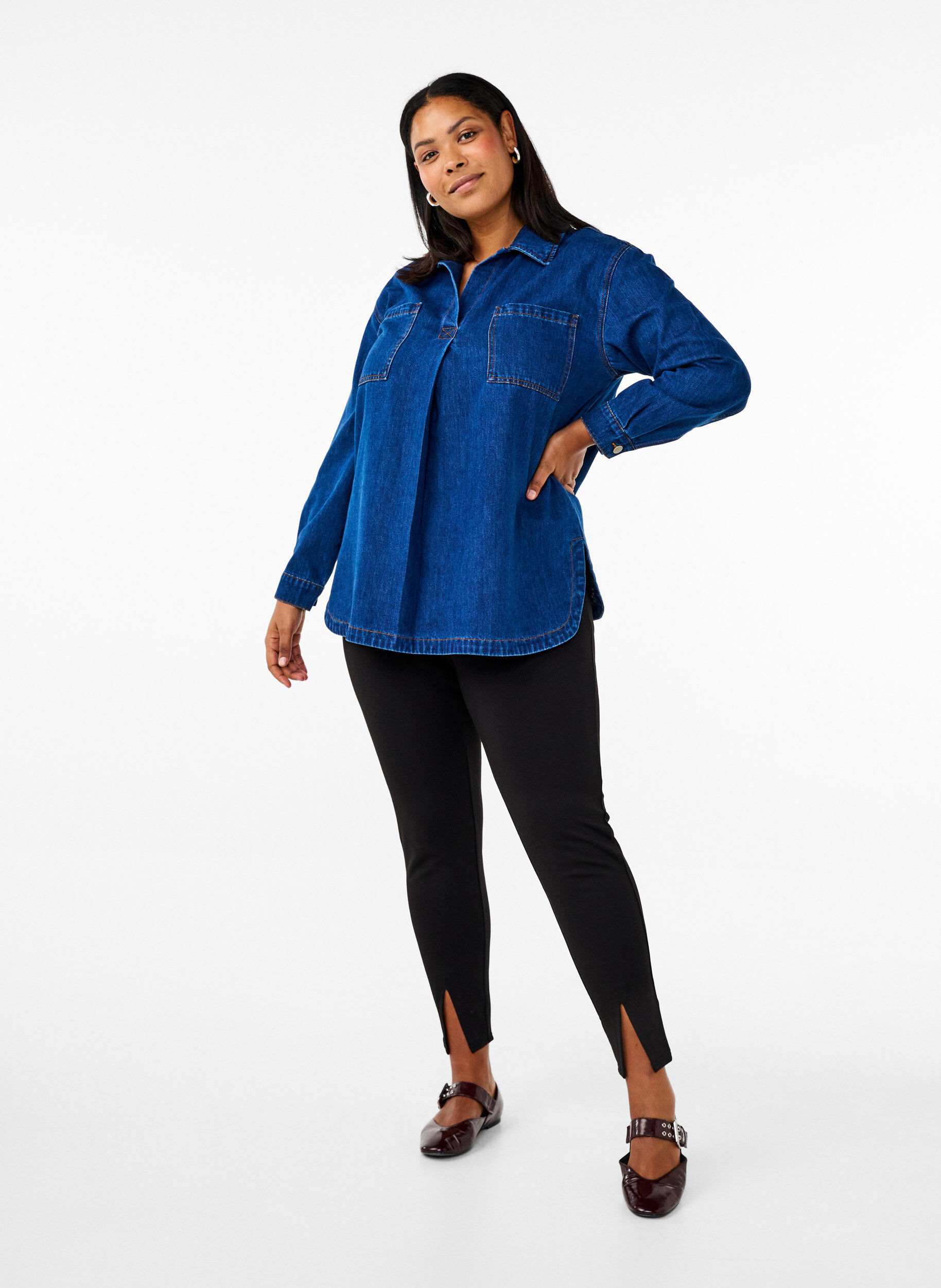 Viscose leggings with a slit at the front, Black, Model