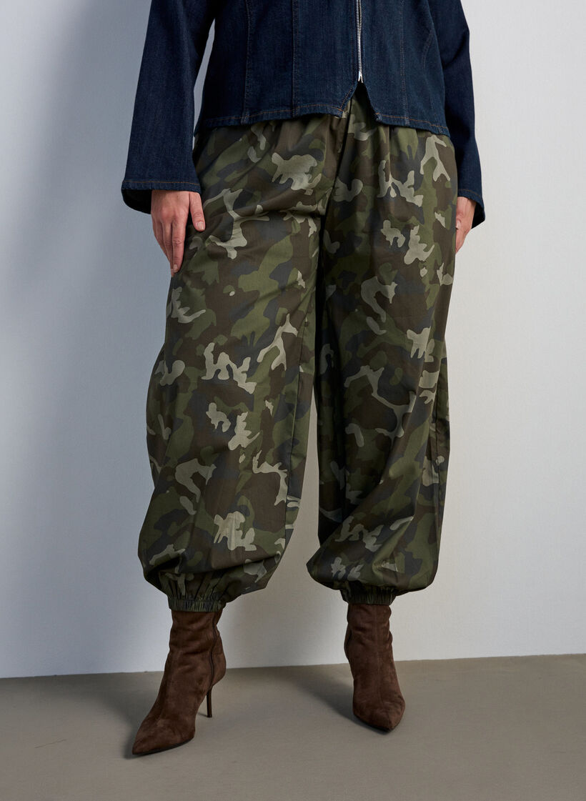 Balloon trousers with a high waist and all-over pattern, Green, Model image number 2