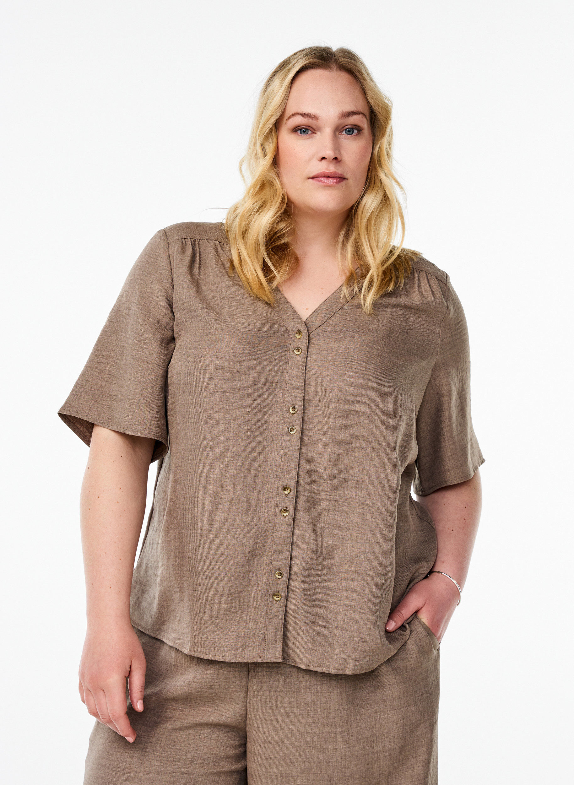 V-neck shirt blouse with short sleeves, Brown, Model