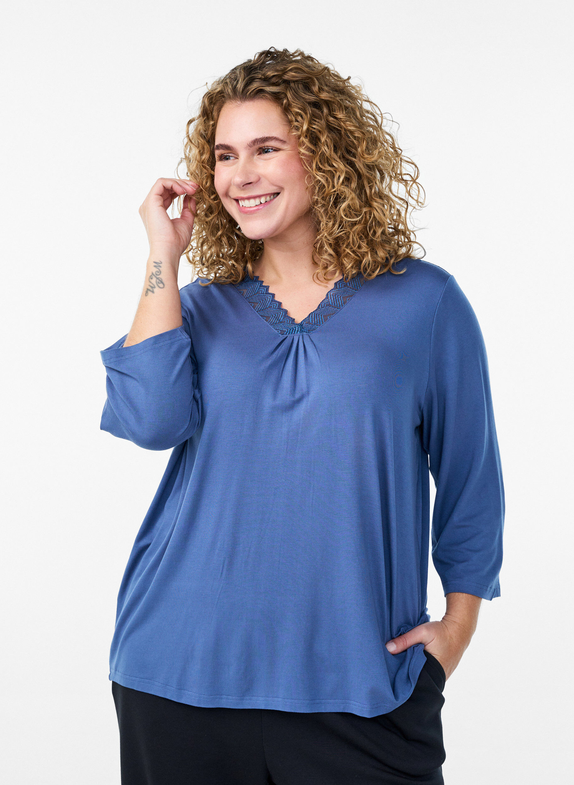 Zizzifashion Pyjama top in viscose with lace detail and 3/4-sleeves, Blue, Model image number 0