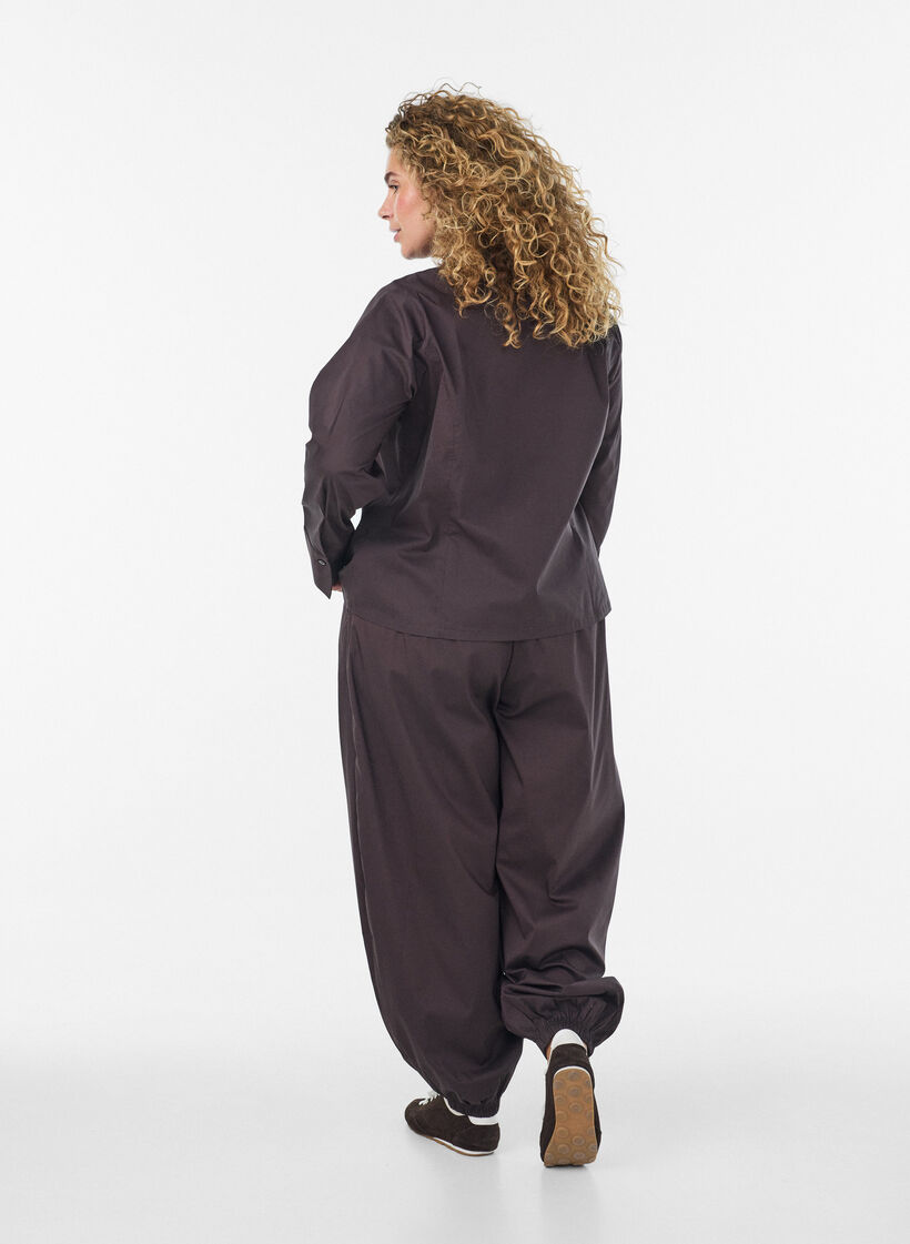 Balloon trousers with pockets and an elasticated waistband, Brown, Model