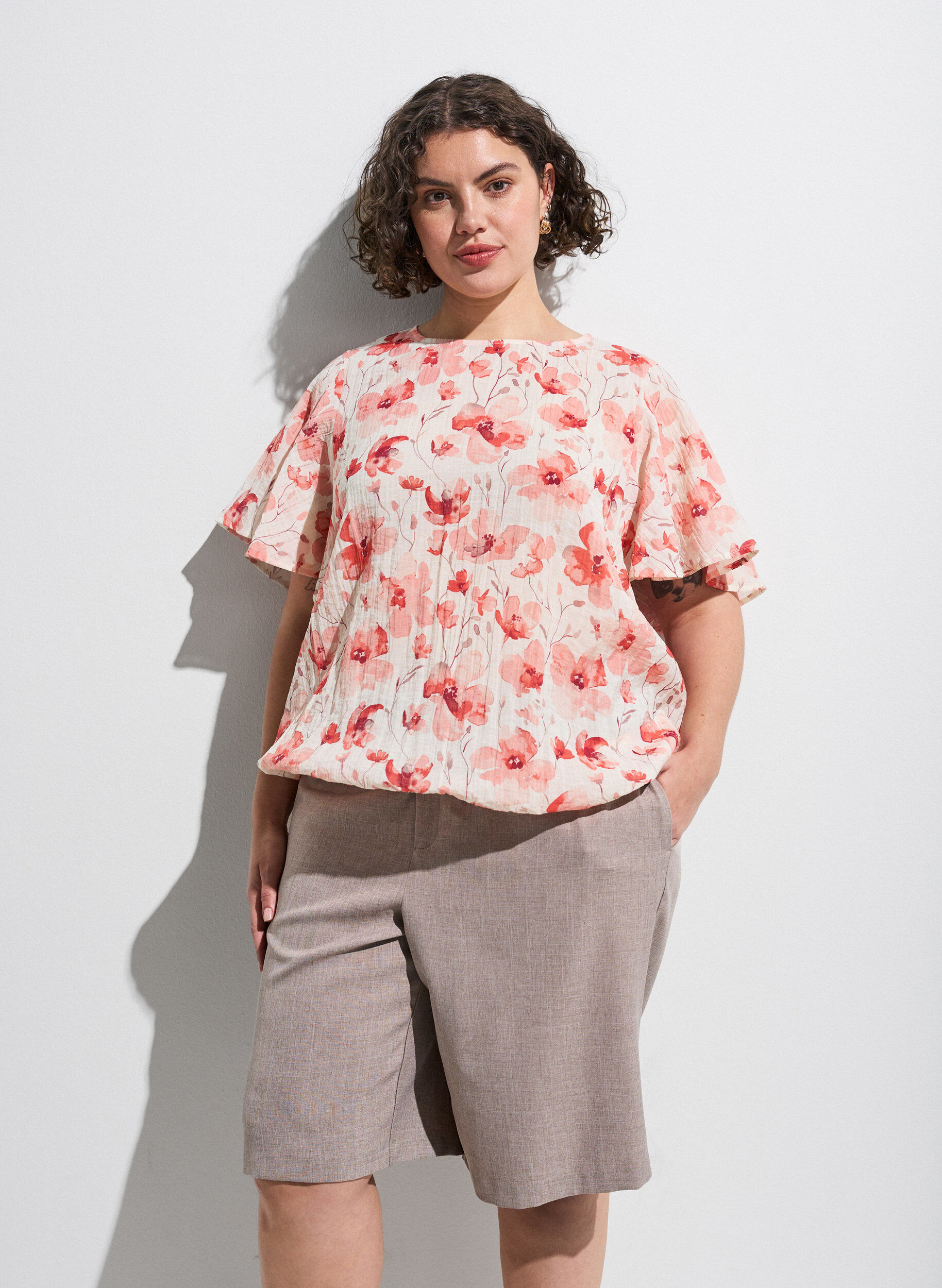 Blouse with balloon shape and wing sleeves